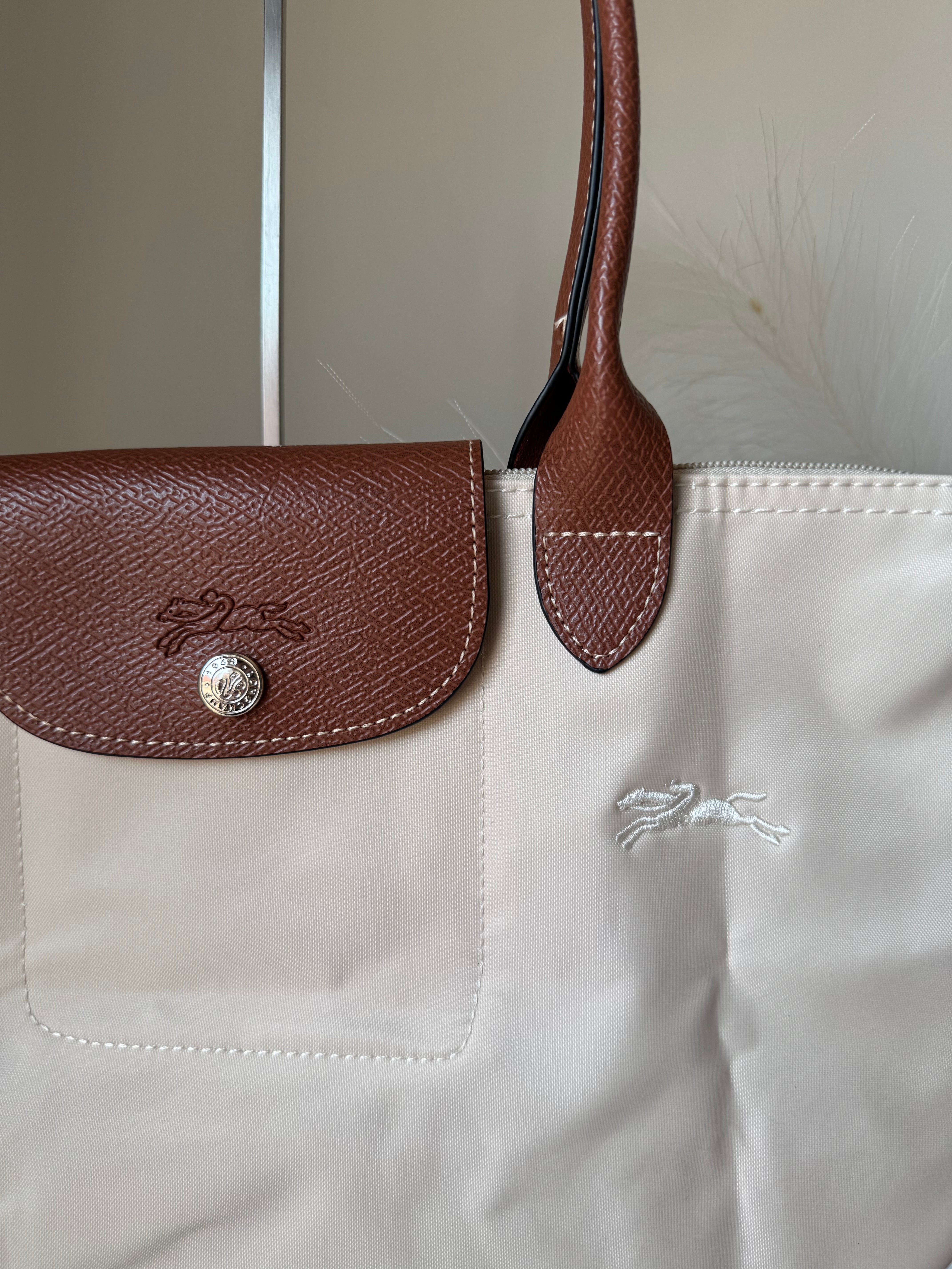 Longchamp Tote MEDIUM - Paper White (WITH BRAND LOGO)