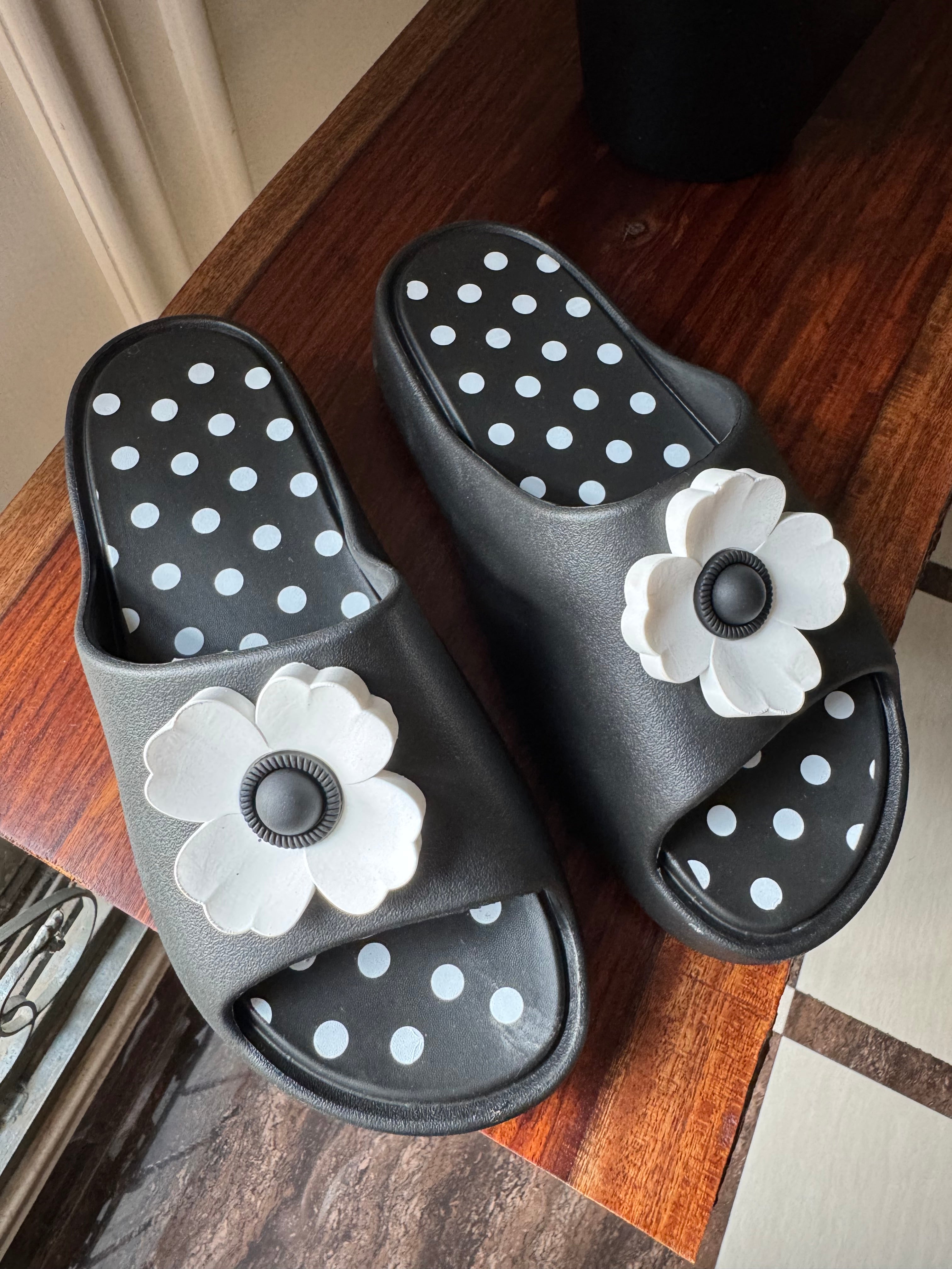 Soft Floral Slides - Black & White