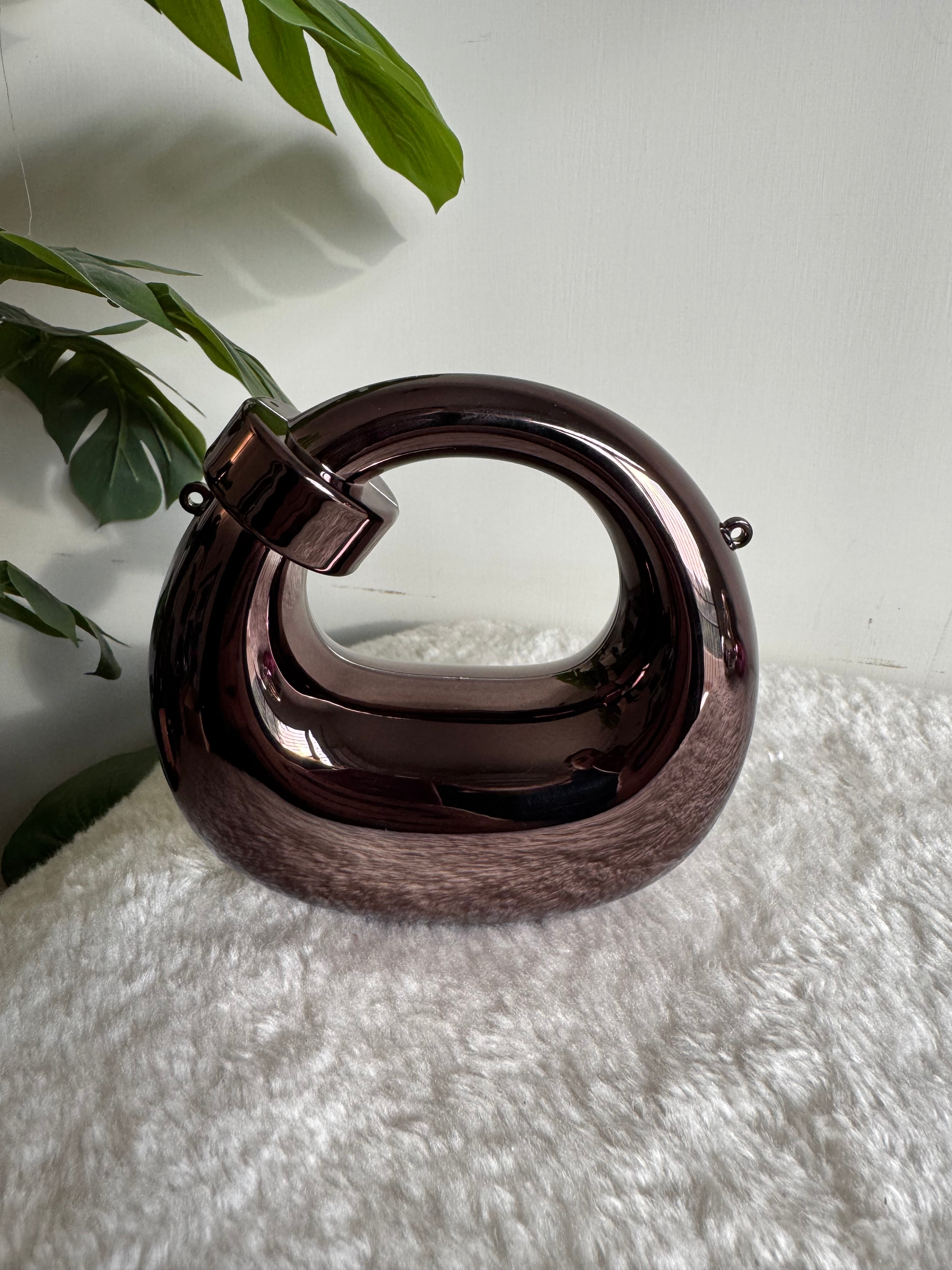 Viral Metallic Knot Clutch with Chain - Mini Black