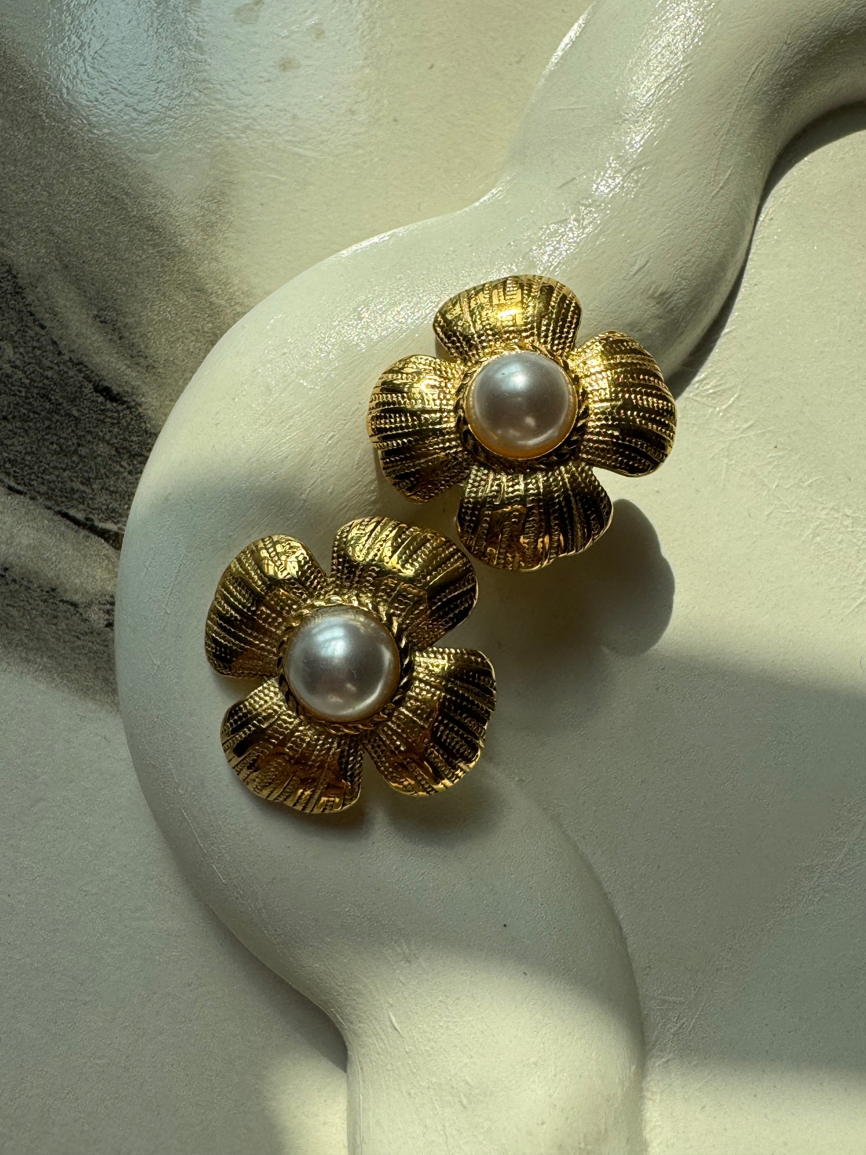 Pearly Studs - 18K Gold Plated