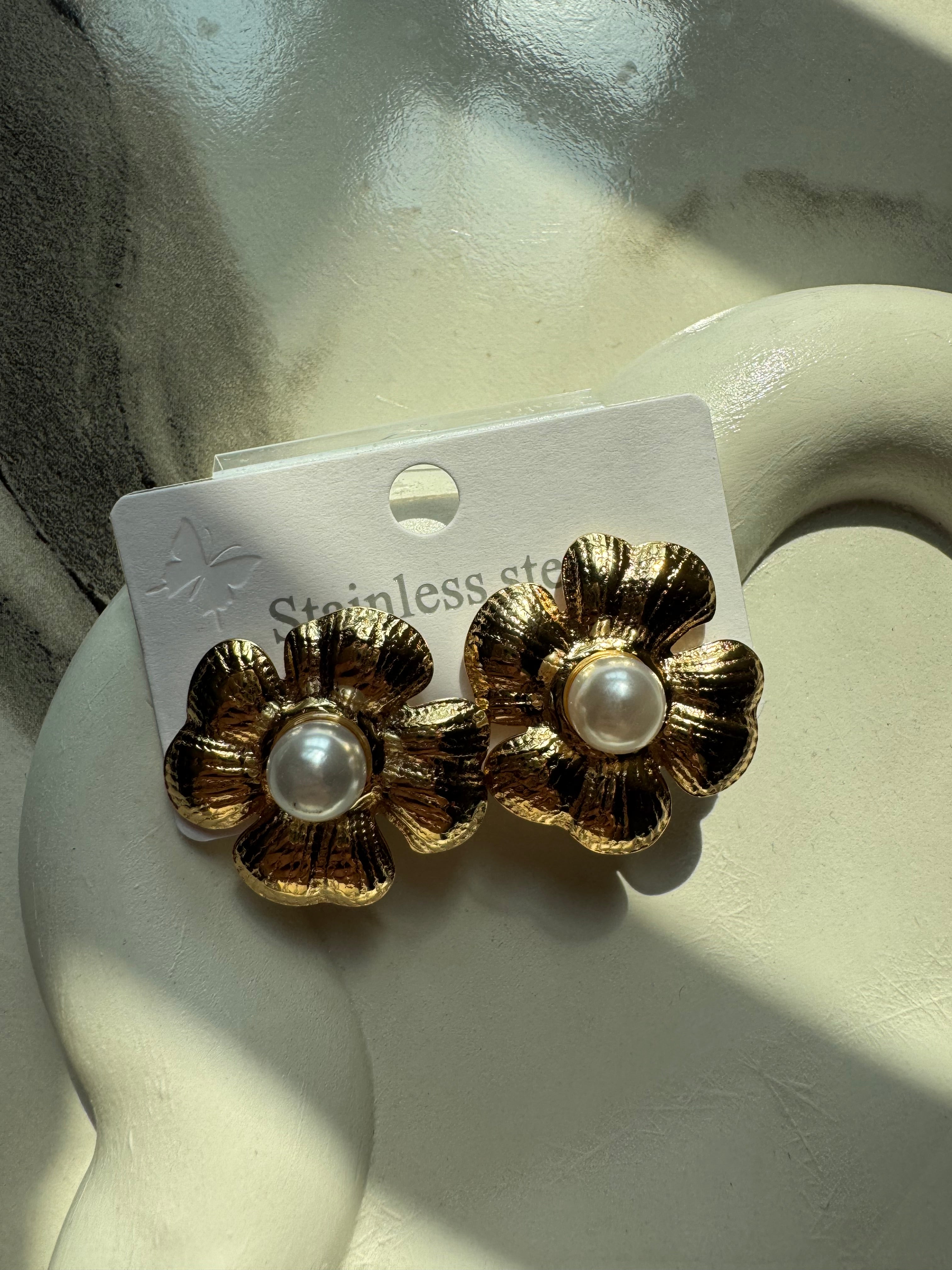 Pearly Studs - 18K Gold Plated