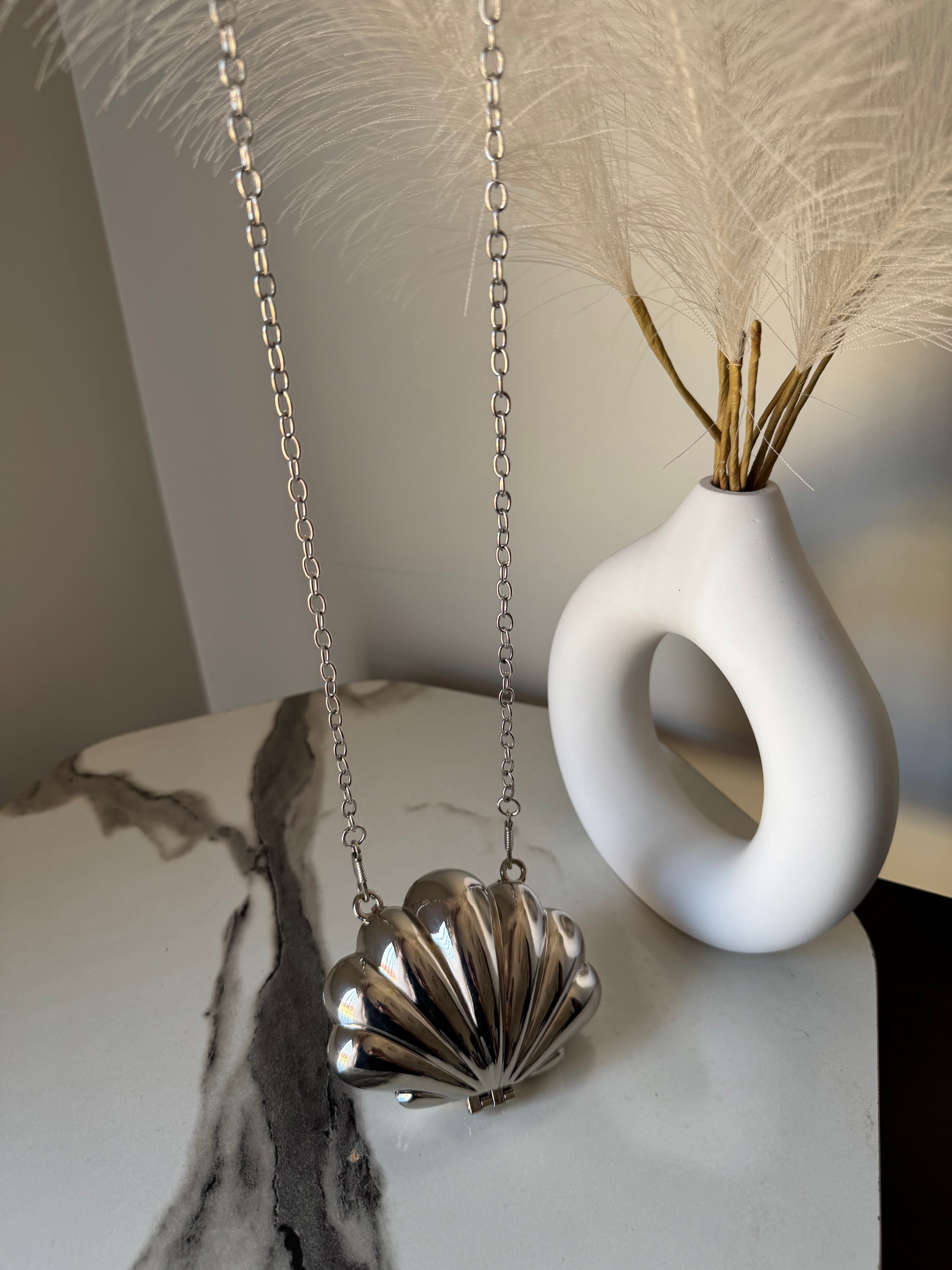 Seashell Metallic Clutch with Chain - Silver