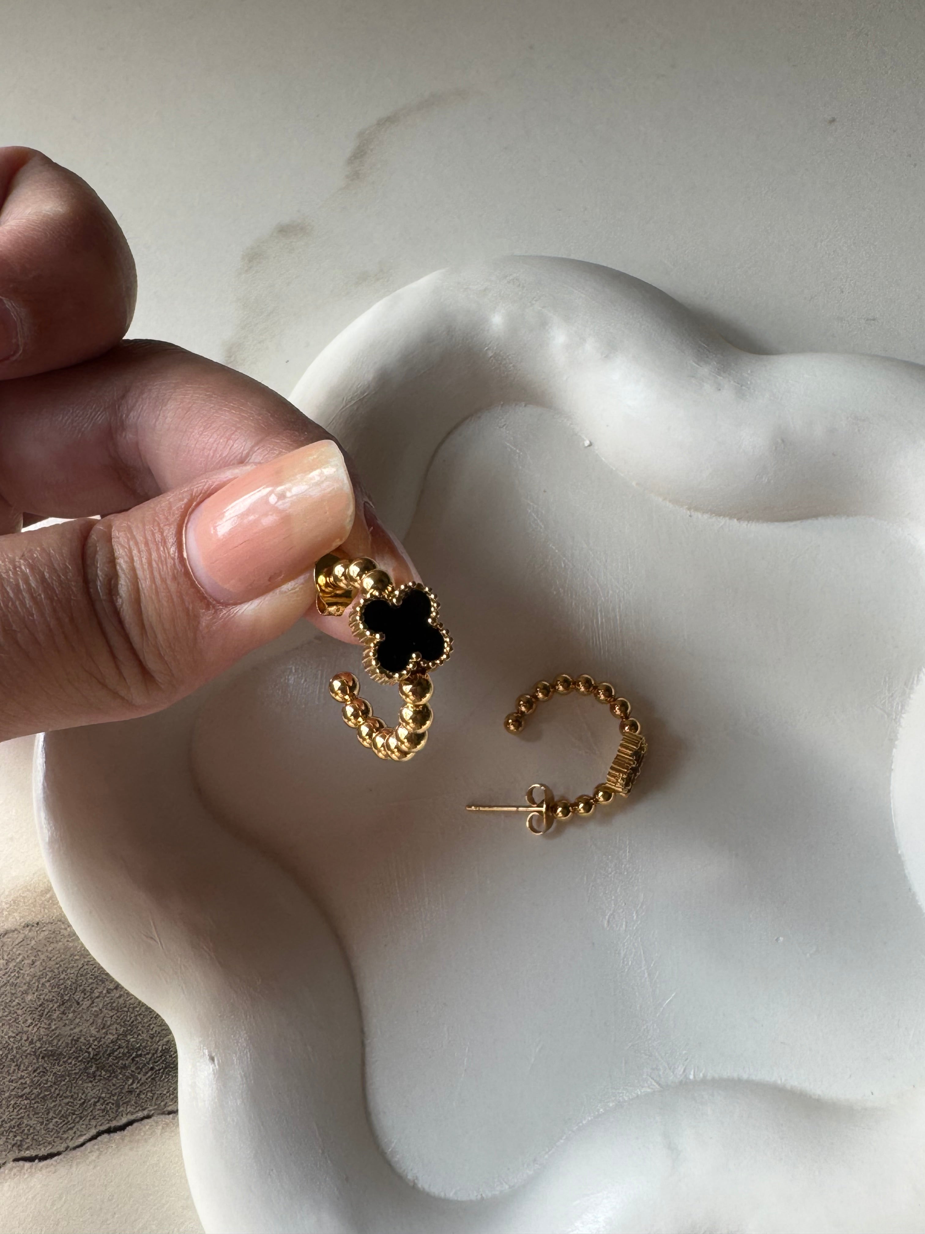 Van cleef Signature Hoops - Black