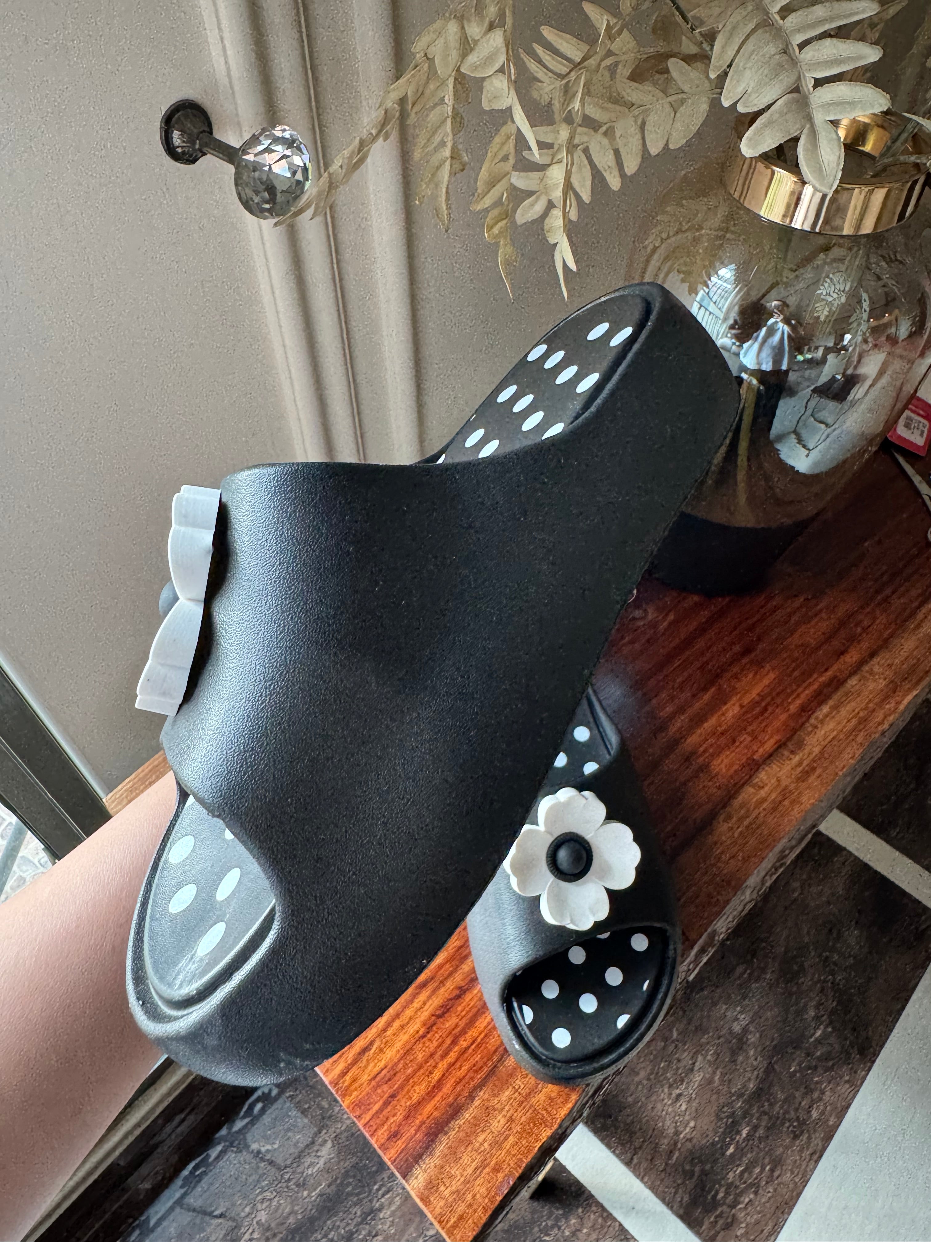 Soft Floral Slides - Black & White