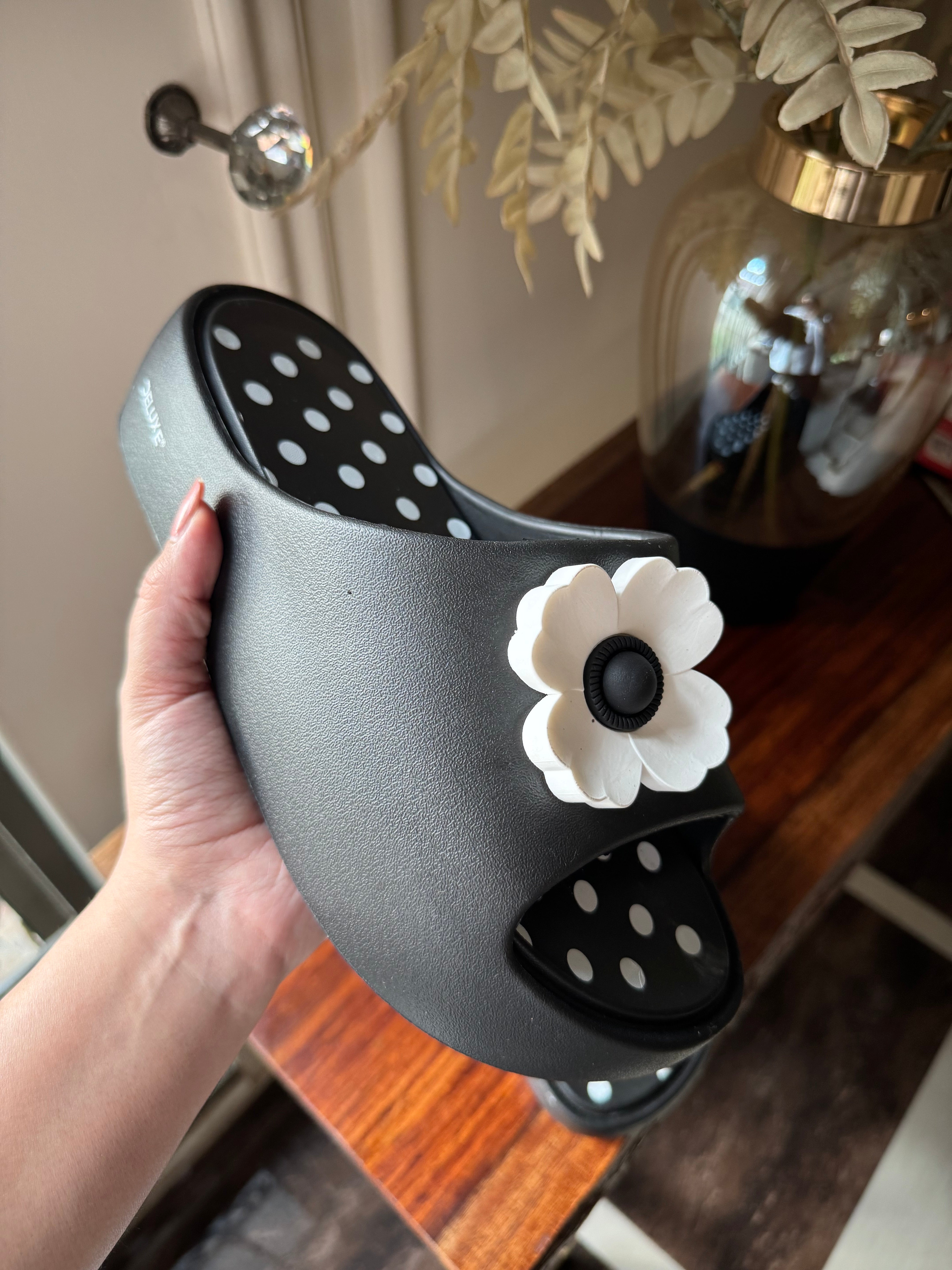 Soft Floral Slides - Black & White