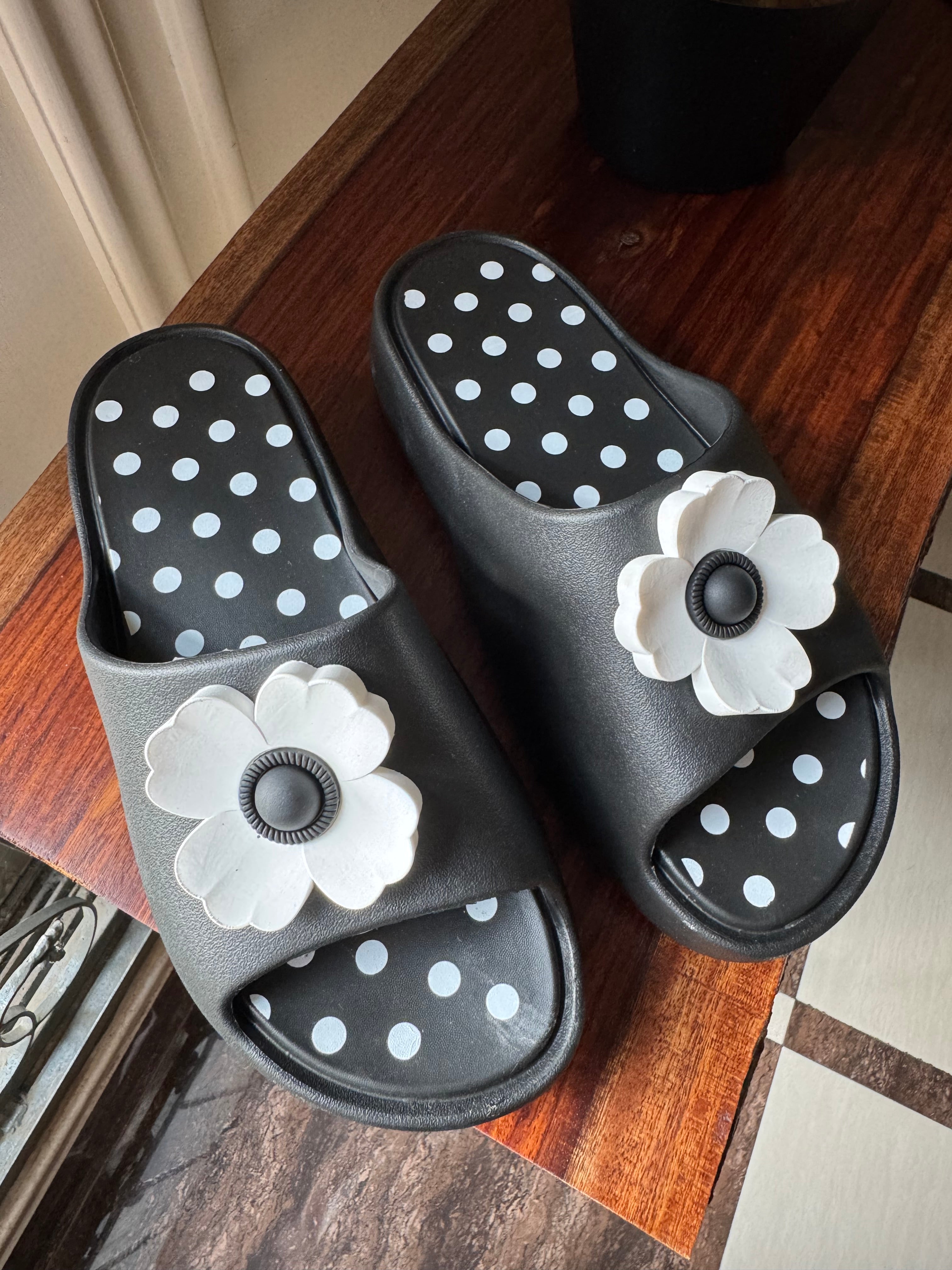 Soft Floral Slides - Black & White