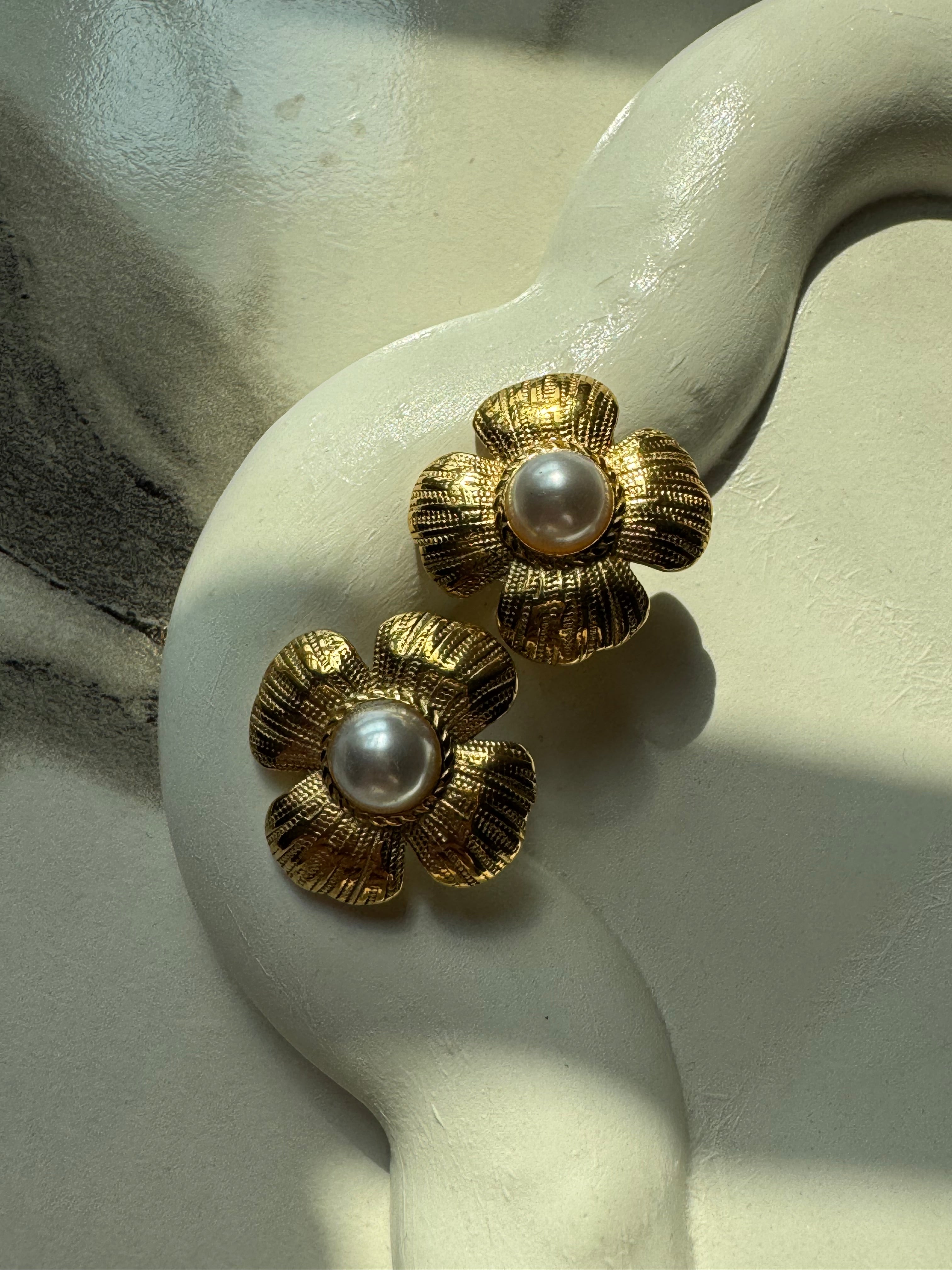 Pearly Studs - 18K Gold Plated