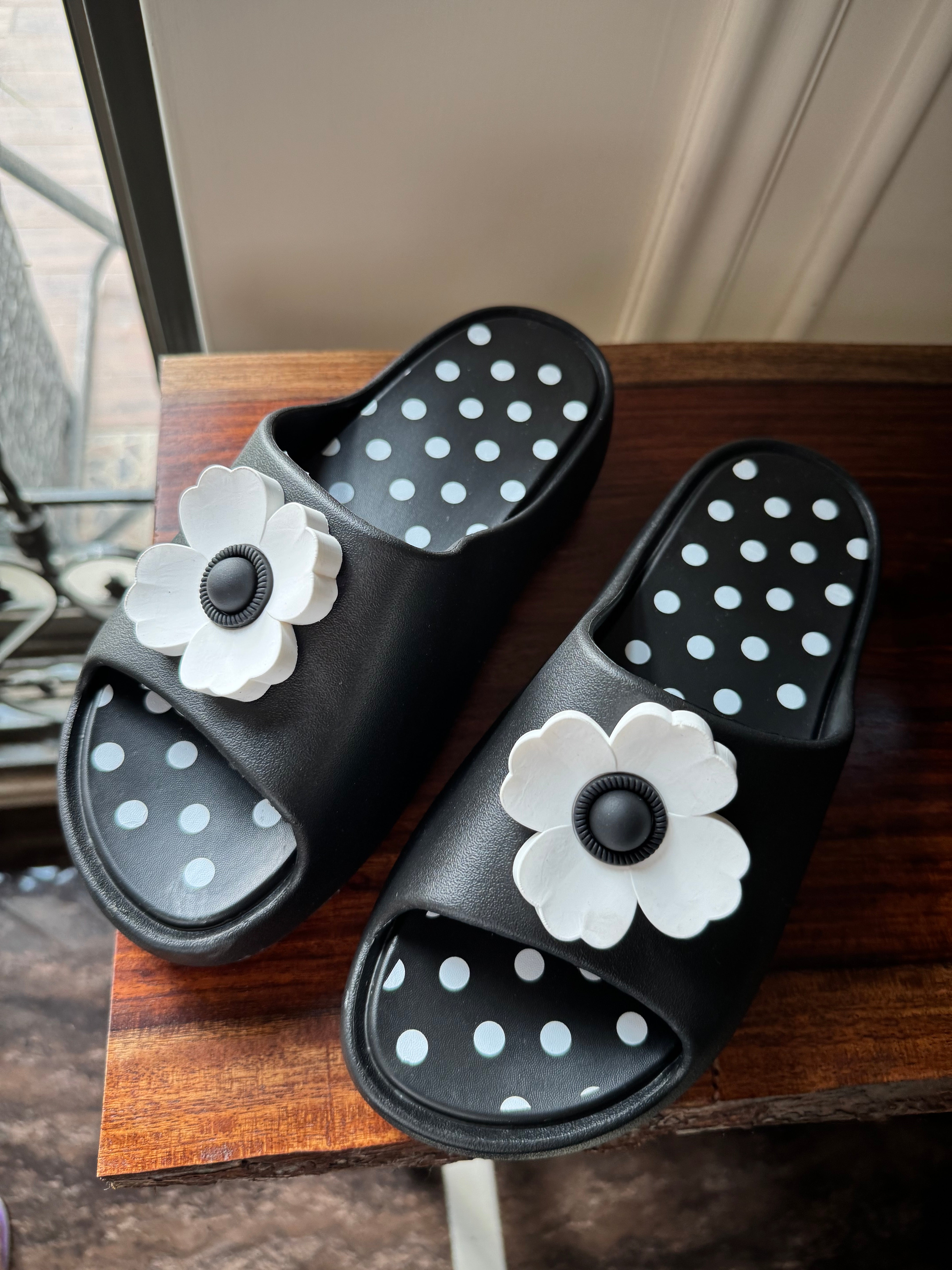 Soft Floral Slides - Black & White