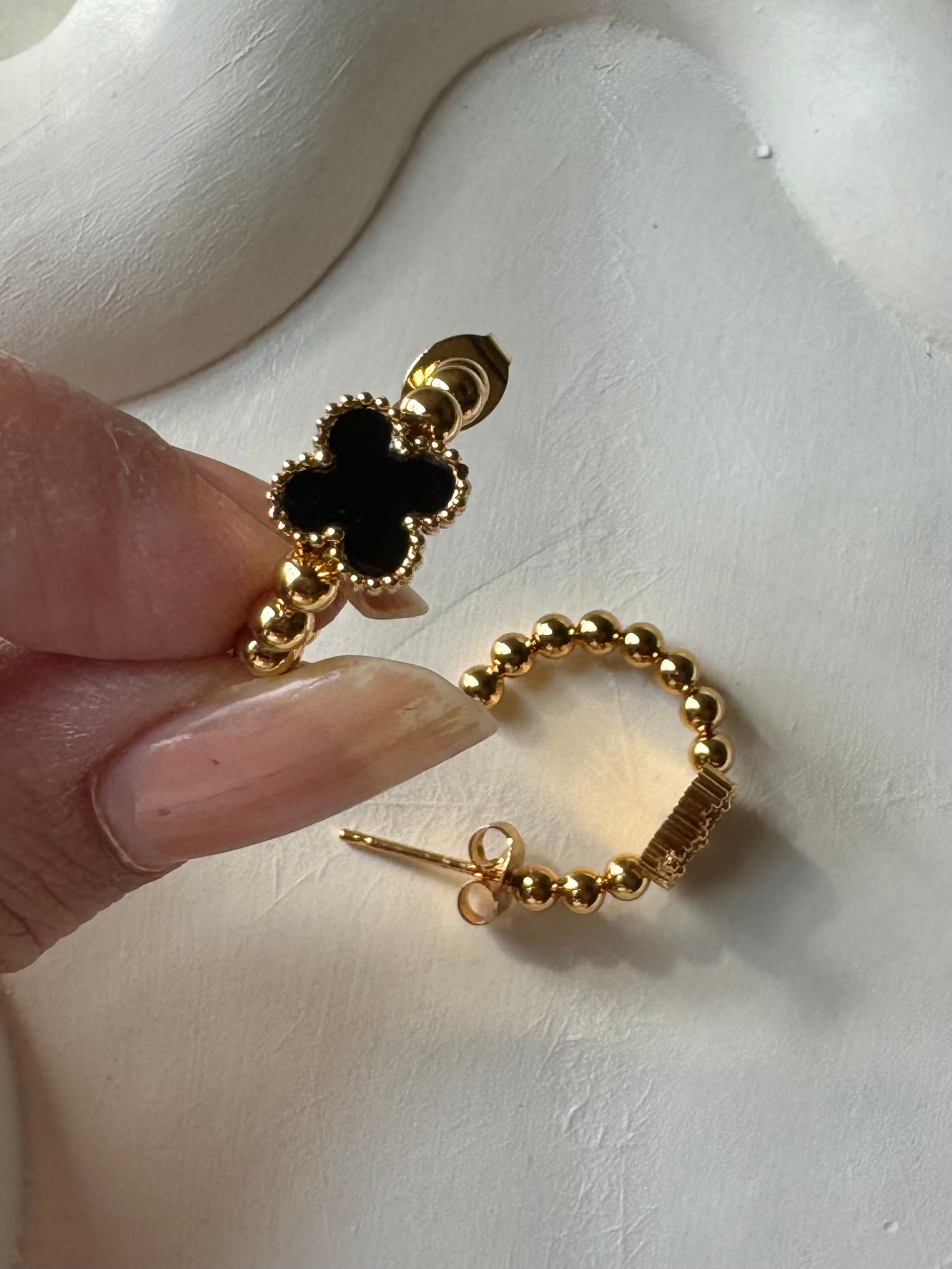 Van cleef Signature Hoops - Black