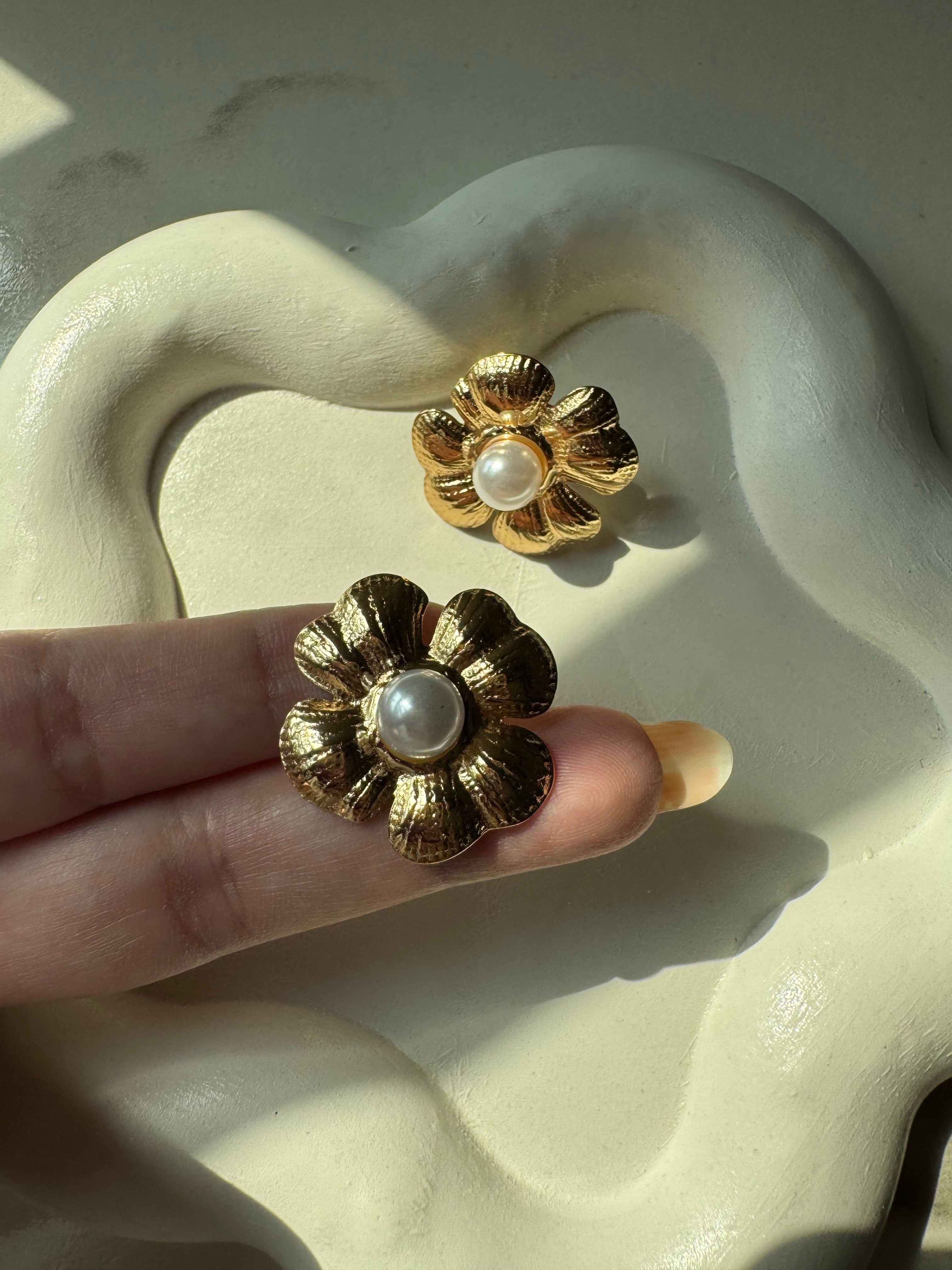 Pearly Studs - 18K Gold Plated