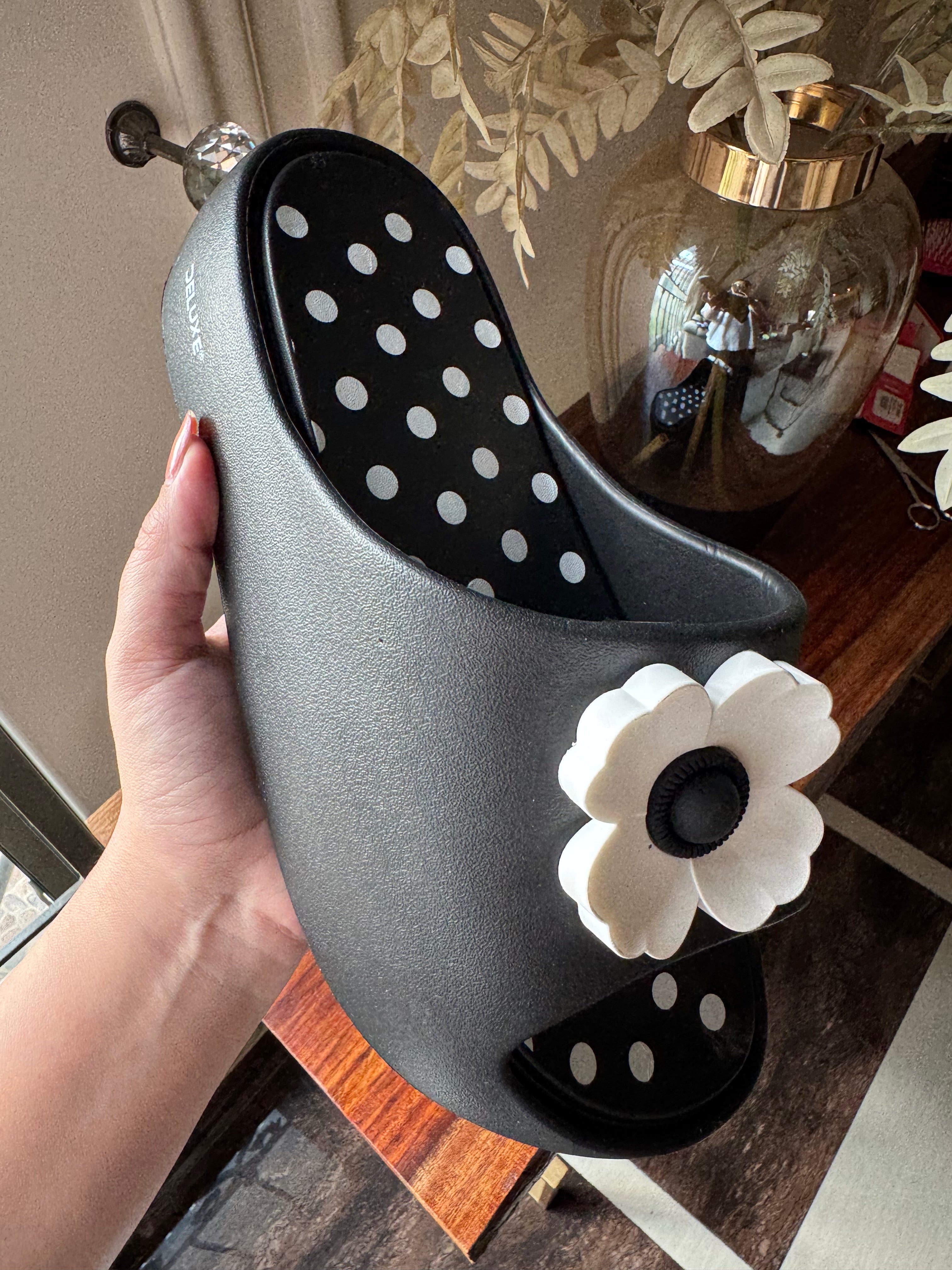 Soft Floral Slides - Black & White