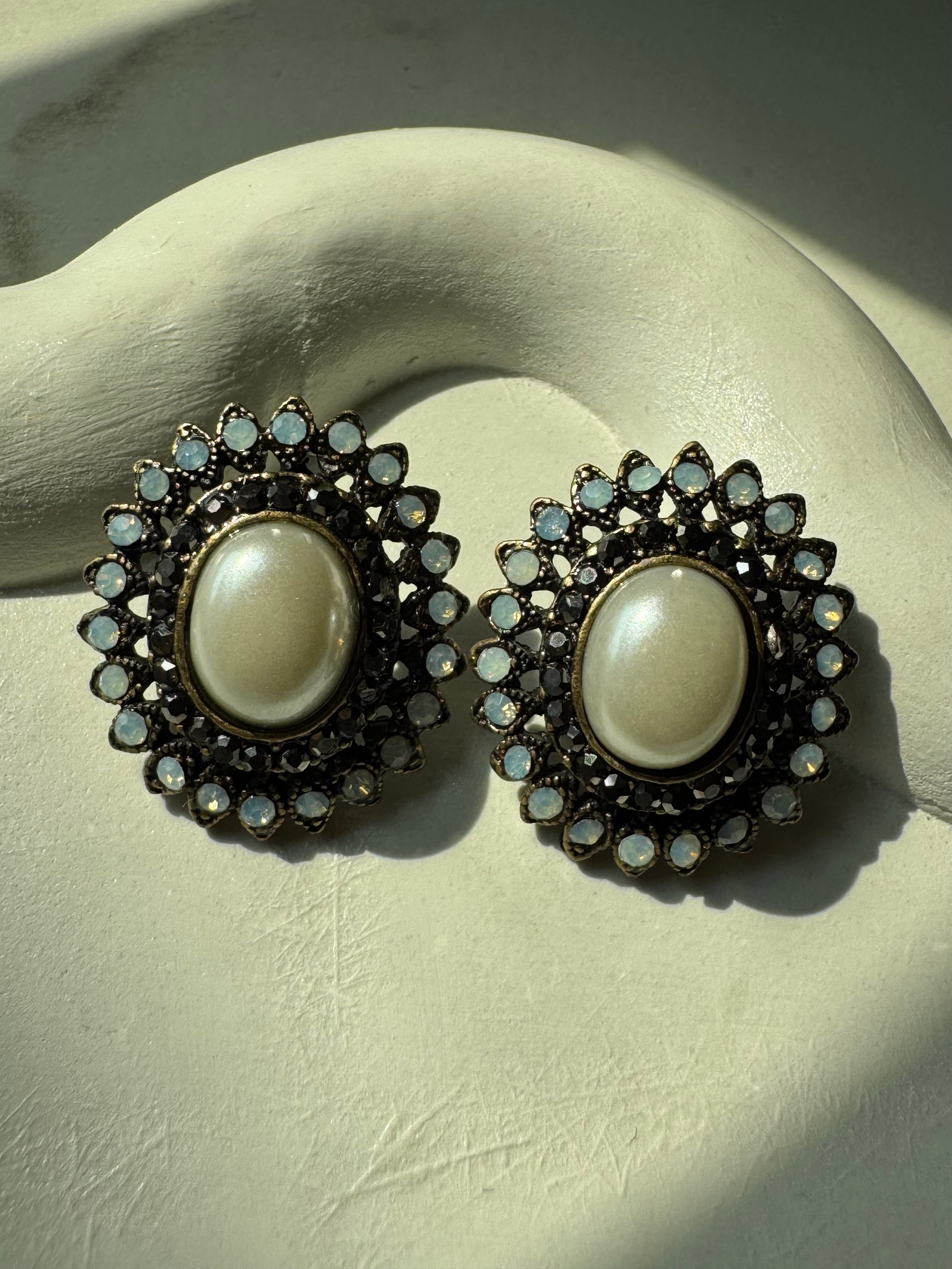 Daisy Lux Studs