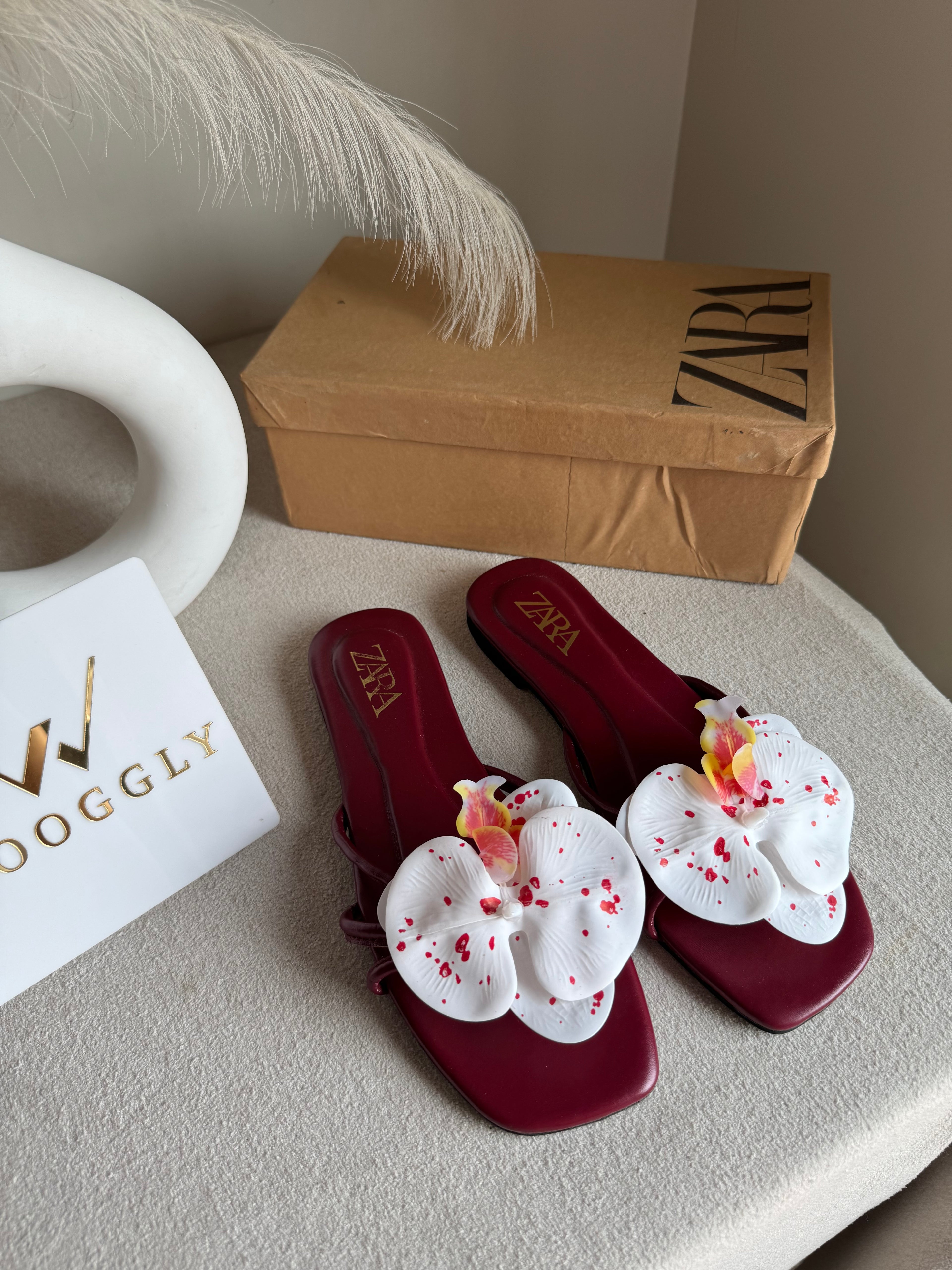 VIRAL FLOWER SLIDES - Maroon with White