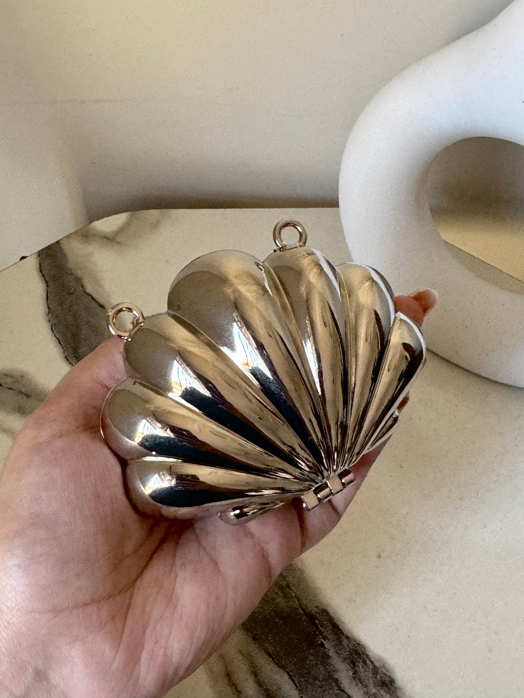 Seashell Metallic Clutch with Chain - Silver