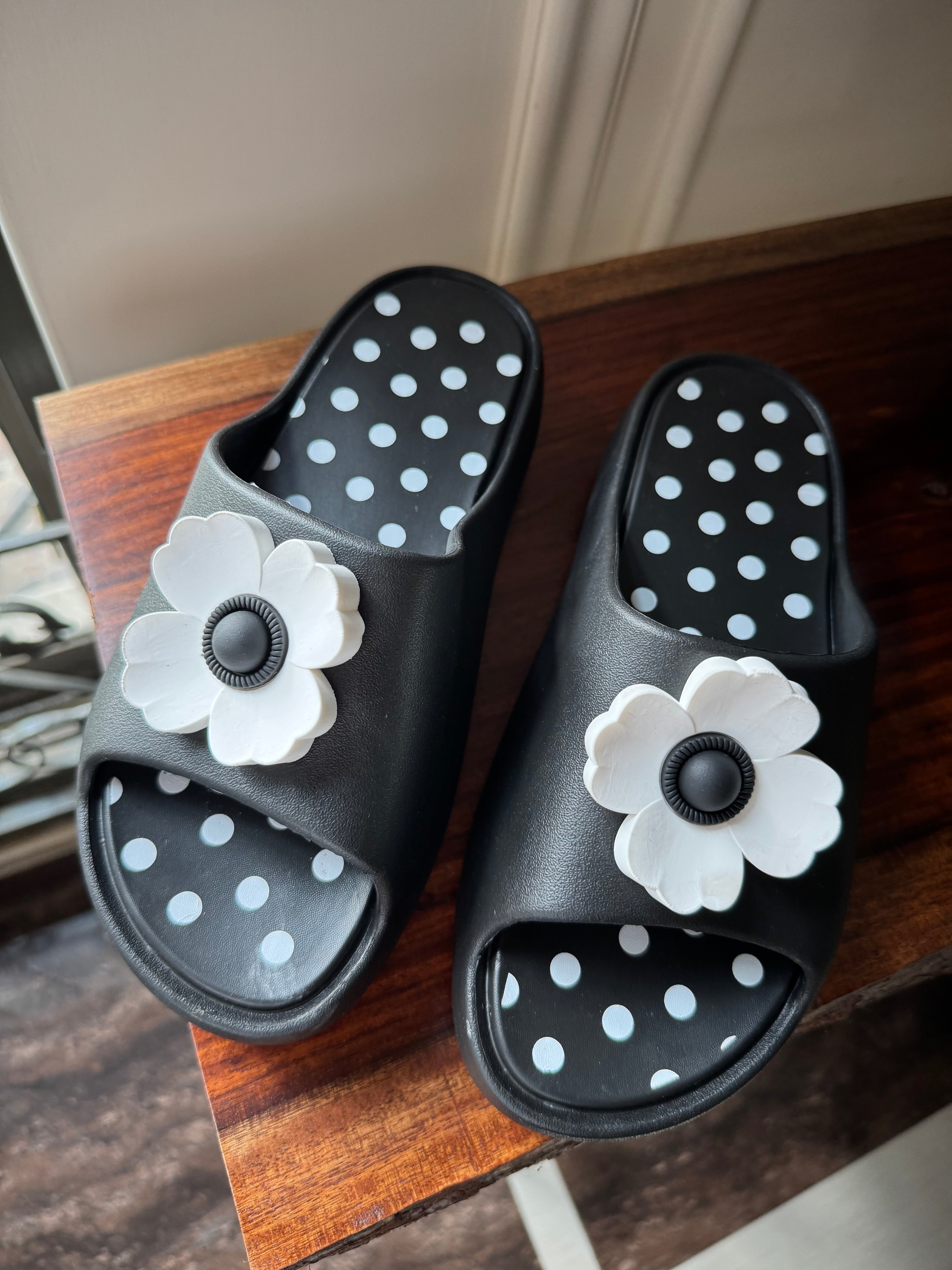 Soft Floral Slides - Black & White