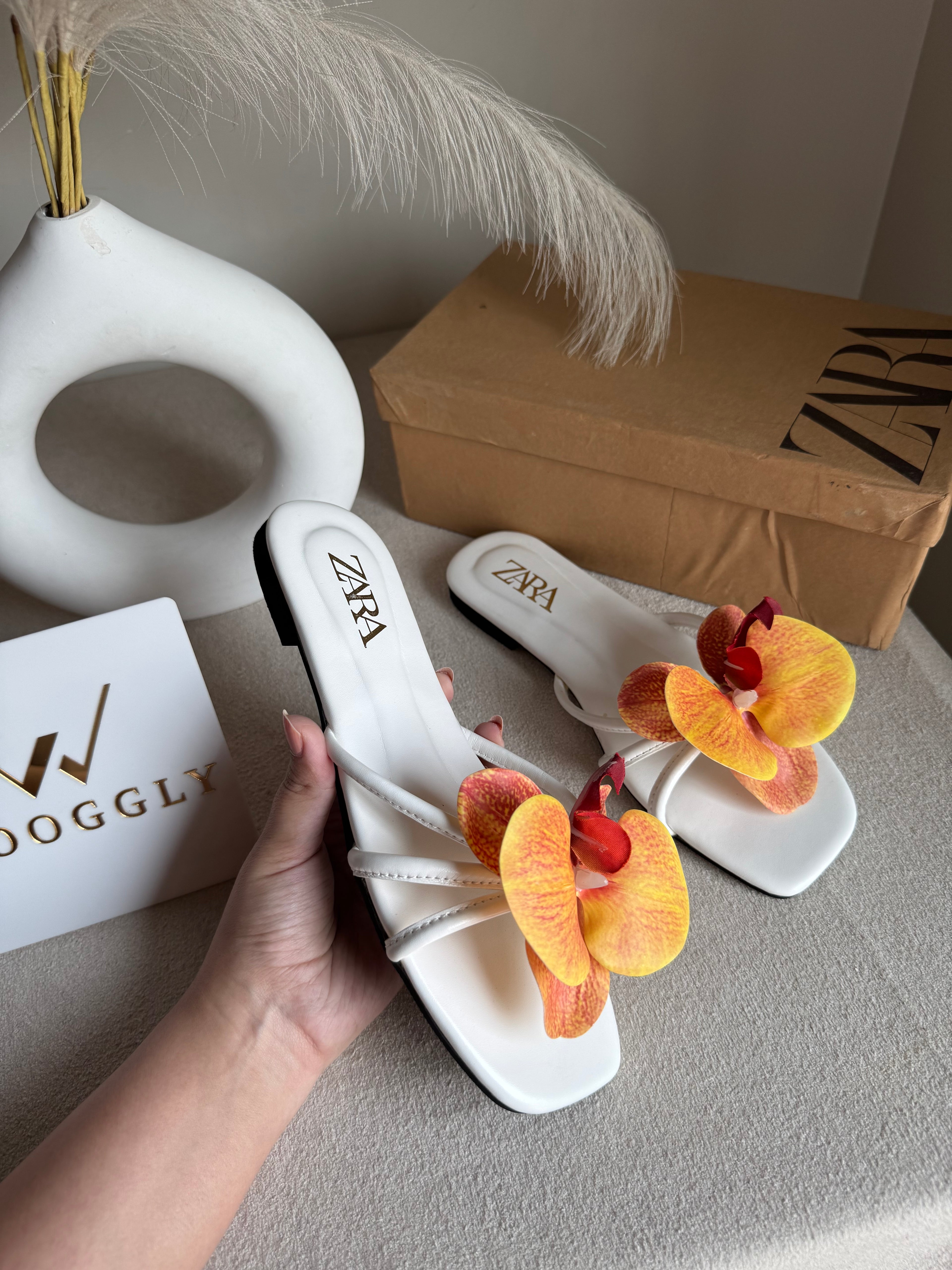 VIRAL FLOWER SLIDES - White with Orangish Red