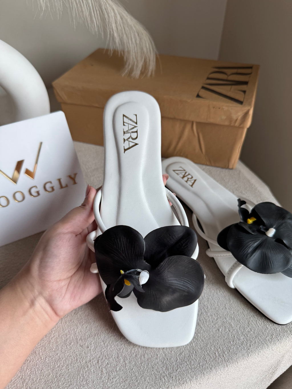 VIRAL FLOWER SLIDES - White with Black