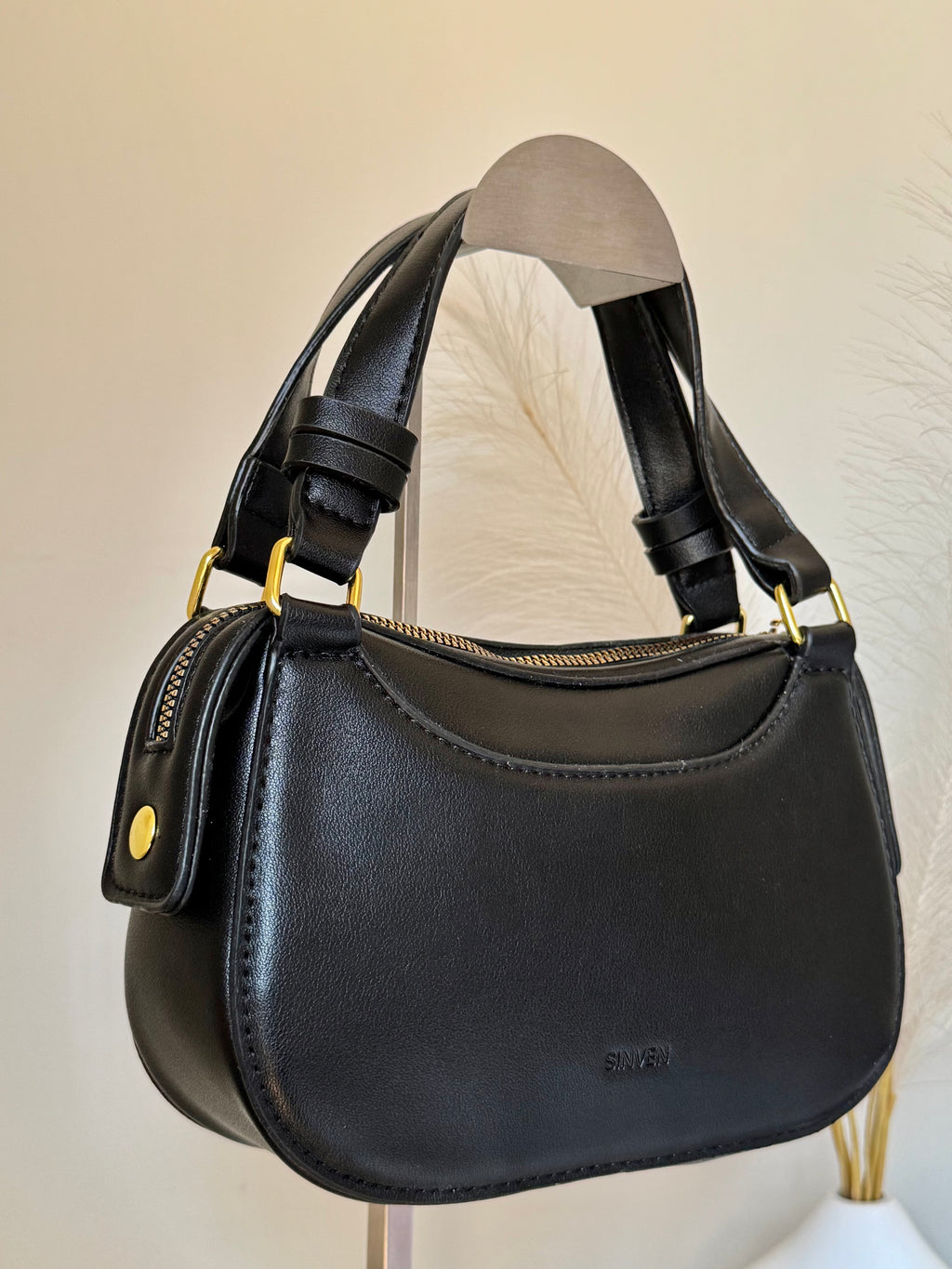 Sleek Aura Bag - Black