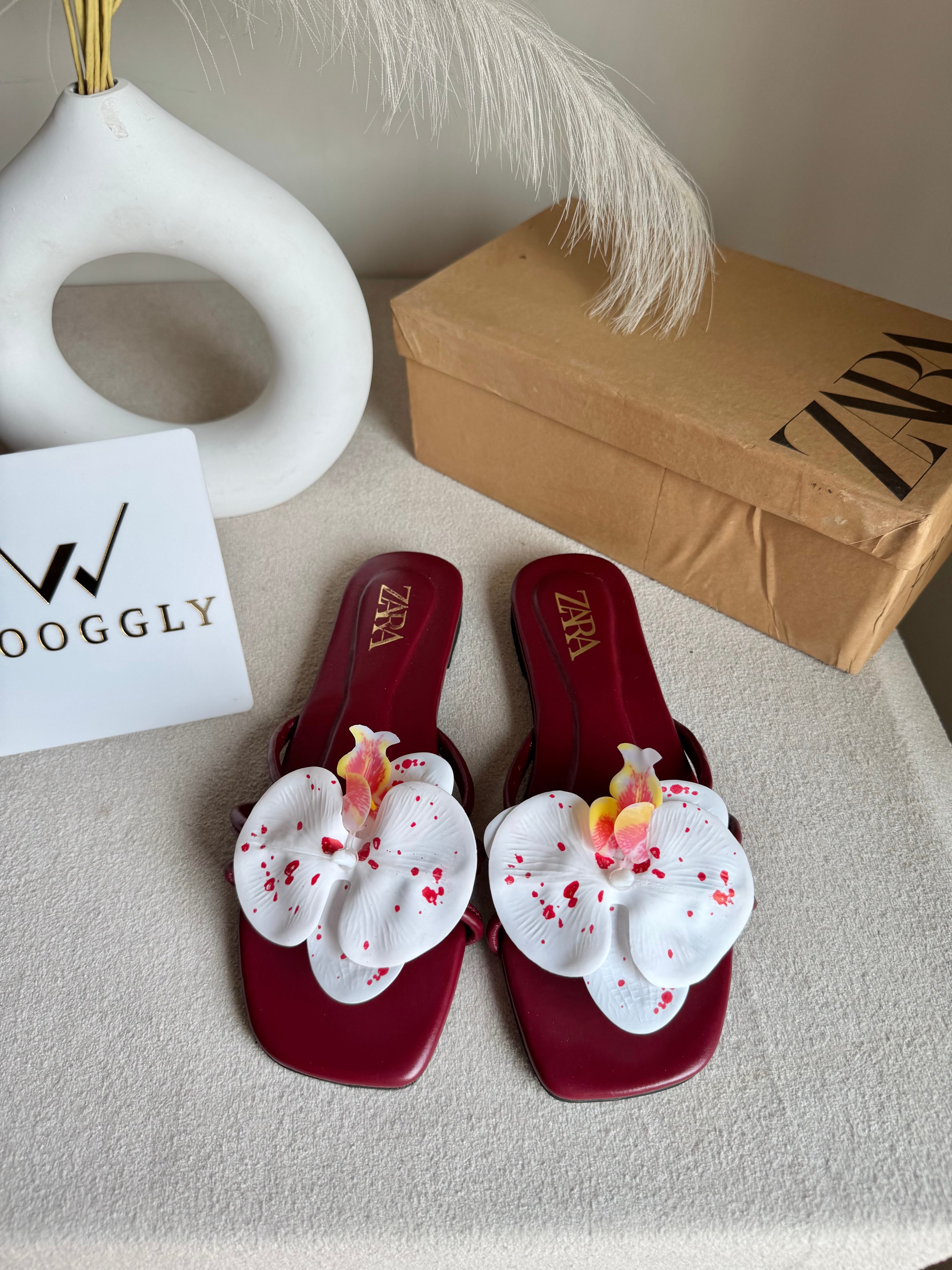 VIRAL FLOWER SLIDES - Maroon with White