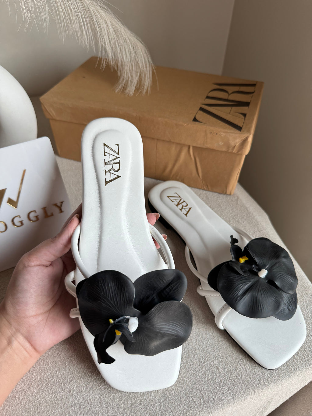 VIRAL FLOWER SLIDES - White with Black