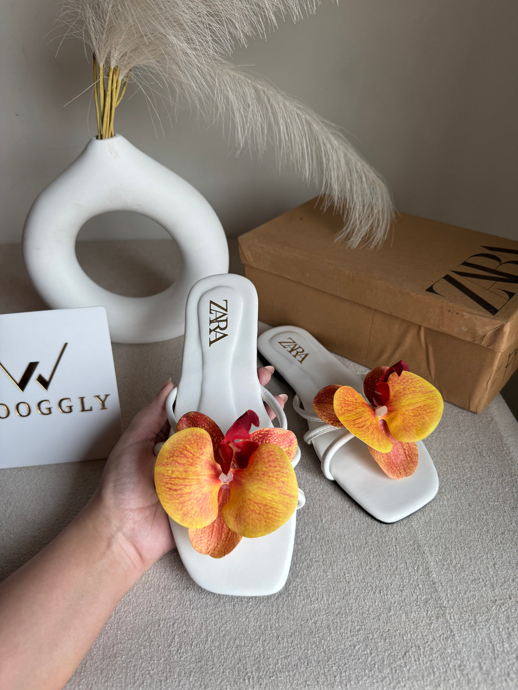 VIRAL FLOWER SLIDES - White with Orangish Red