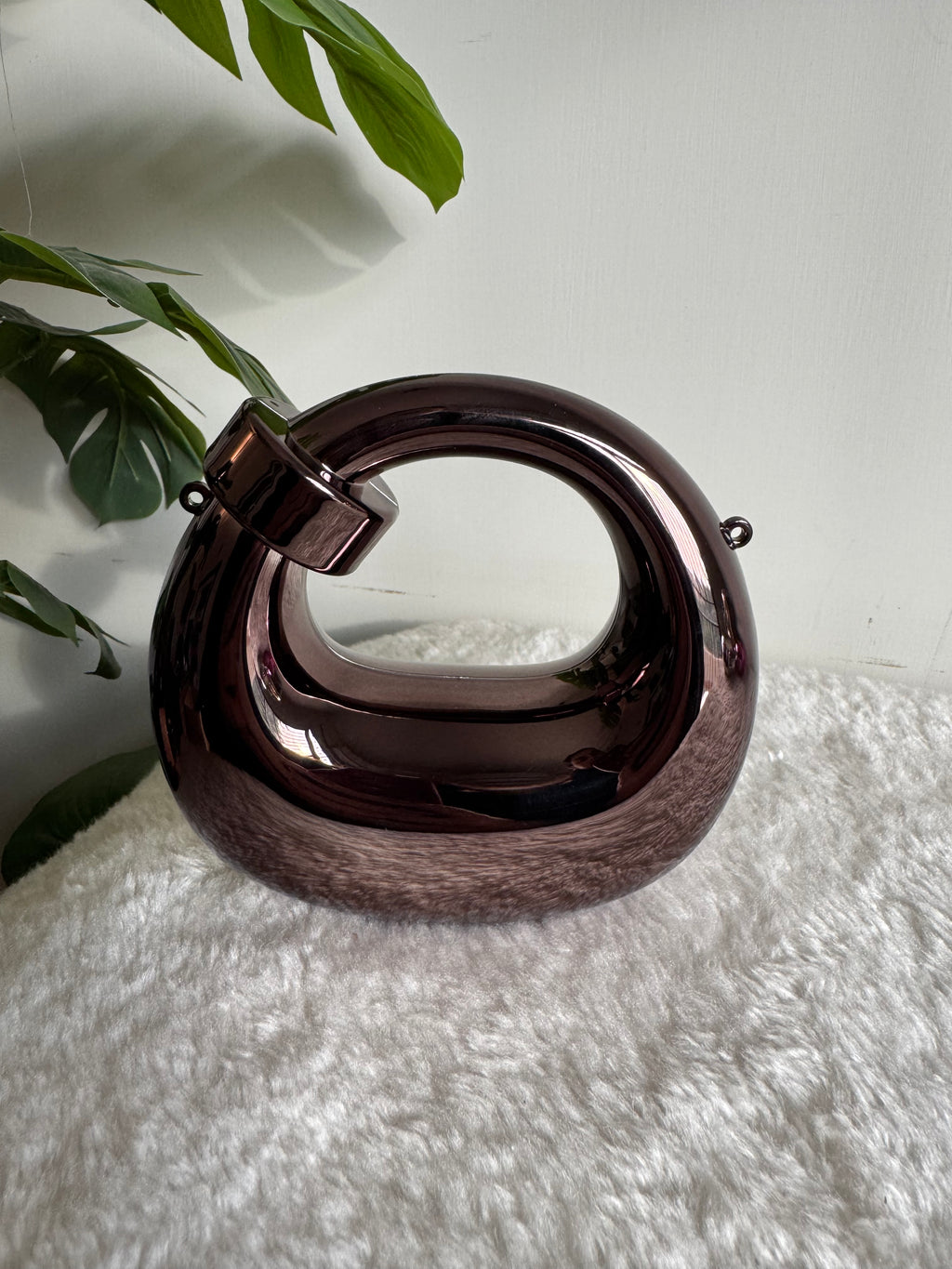 Viral Metallic Knot Clutch with Chain - Mini Black