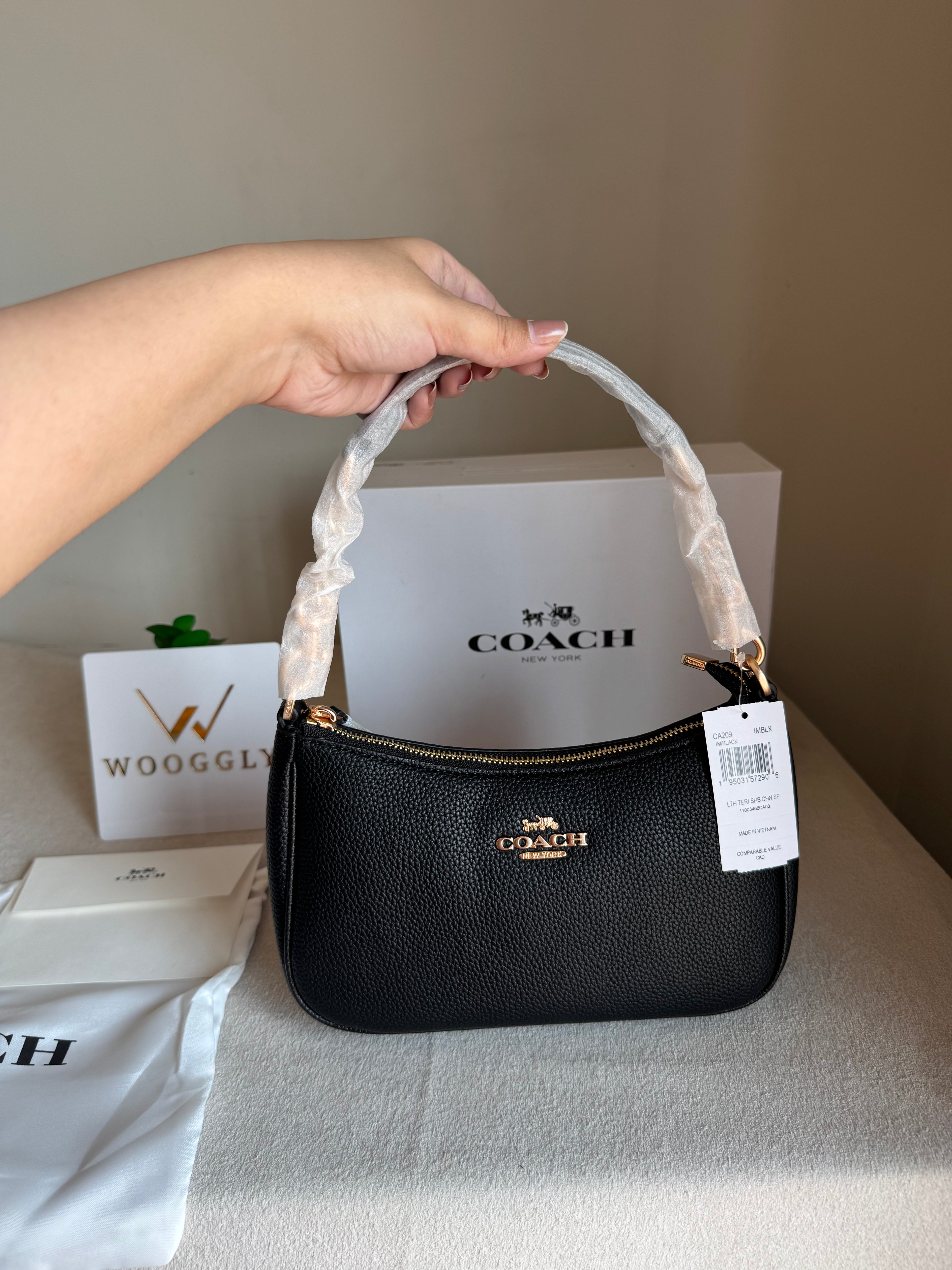 COACH TERI PREMIUM (Black) - MAGNETIC BOX PACKING
