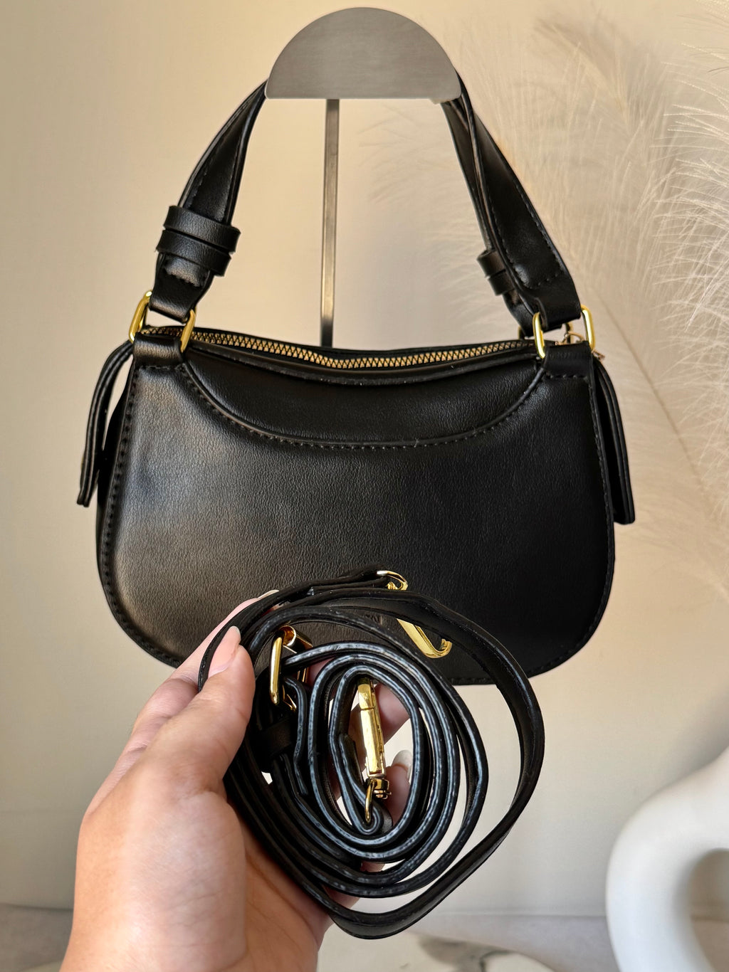 Sleek Aura Bag - Black