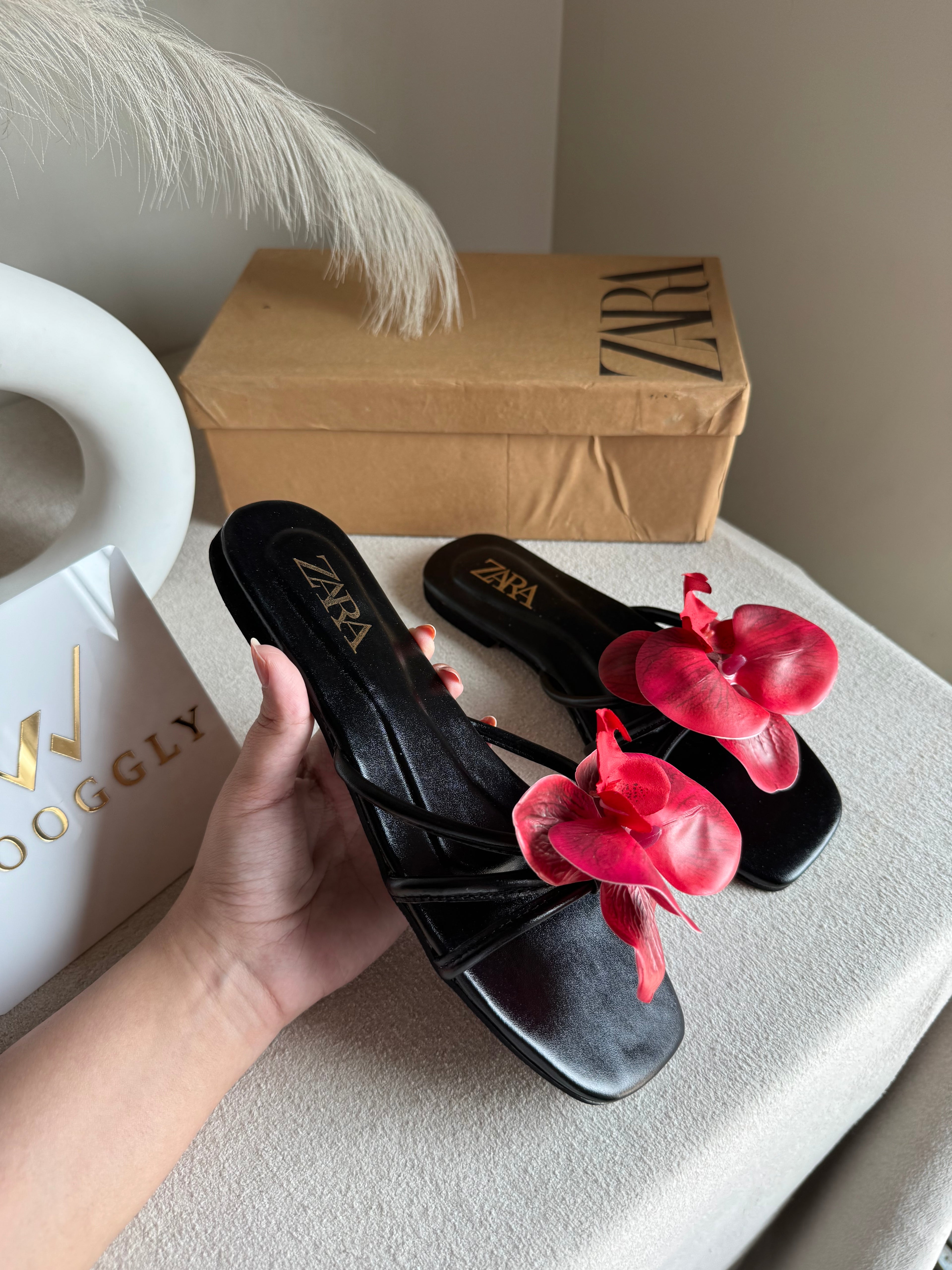 VIRAL FLOWER SLIDES - Black with Red Flower