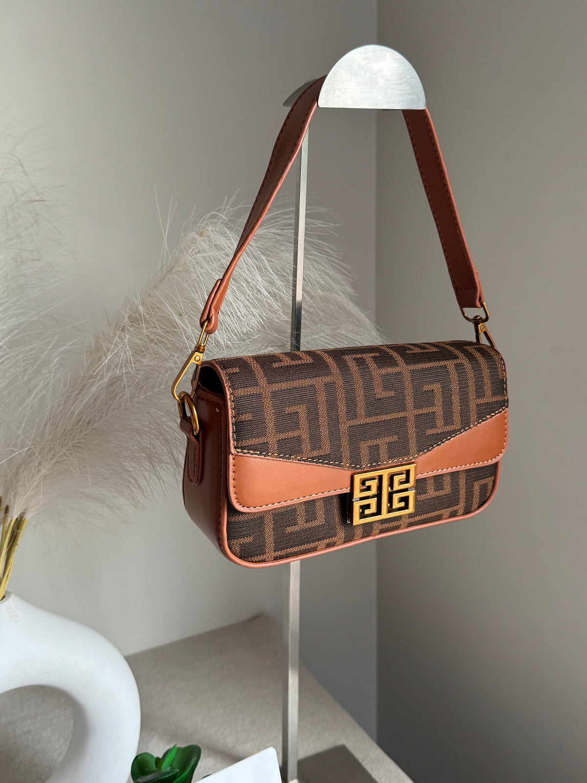 Chic Baguette Bag Brown