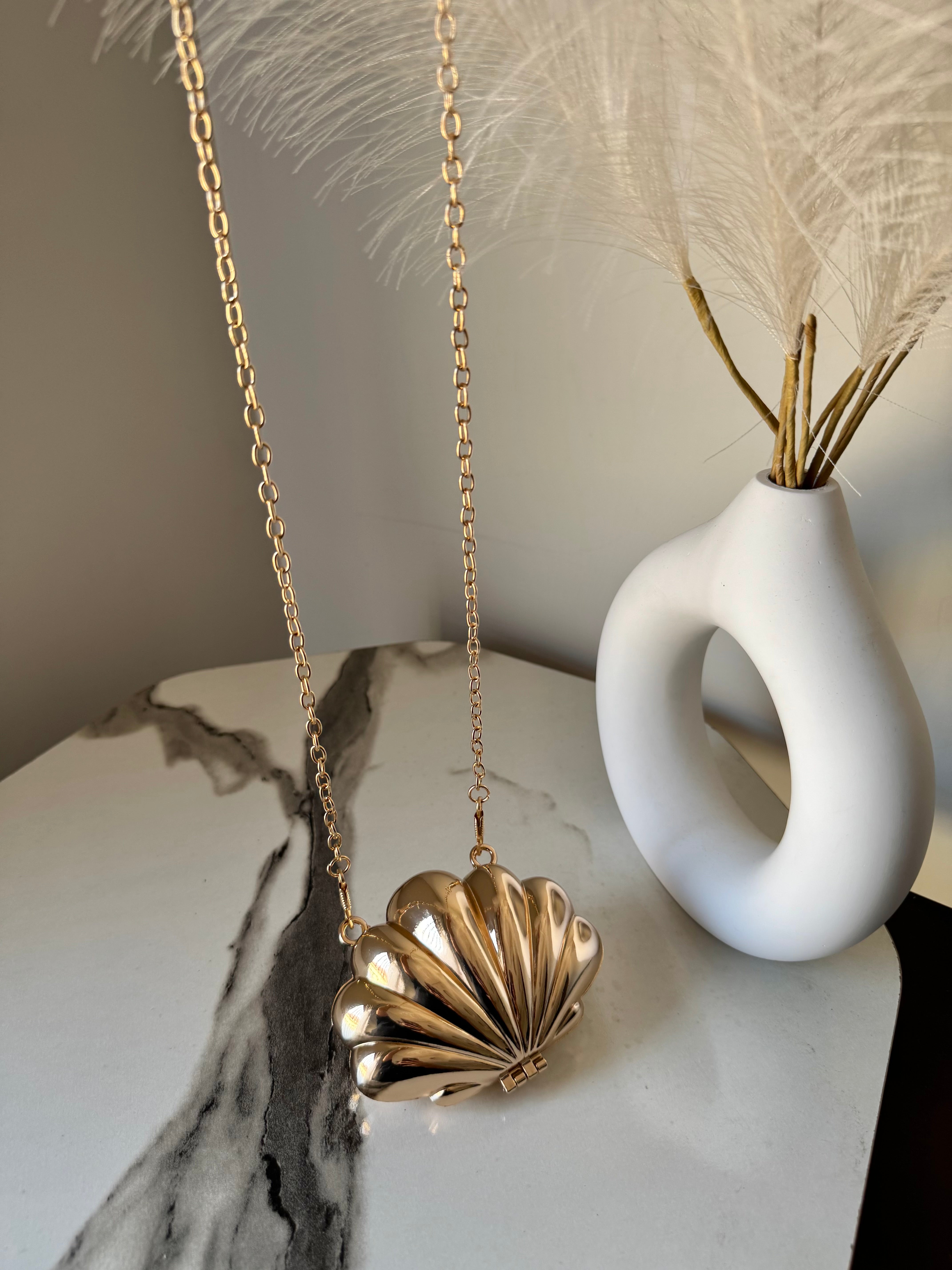 Seashell Metallic Clutch with Chain - Rose Gold