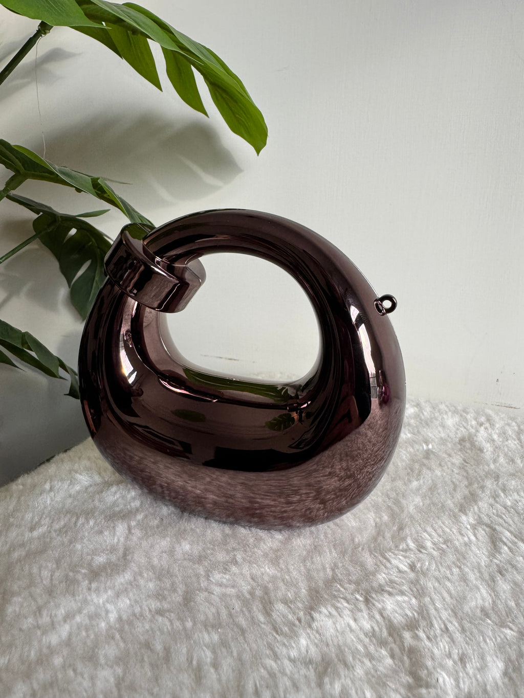 Viral Metallic Knot Clutch with Chain - Mini Black