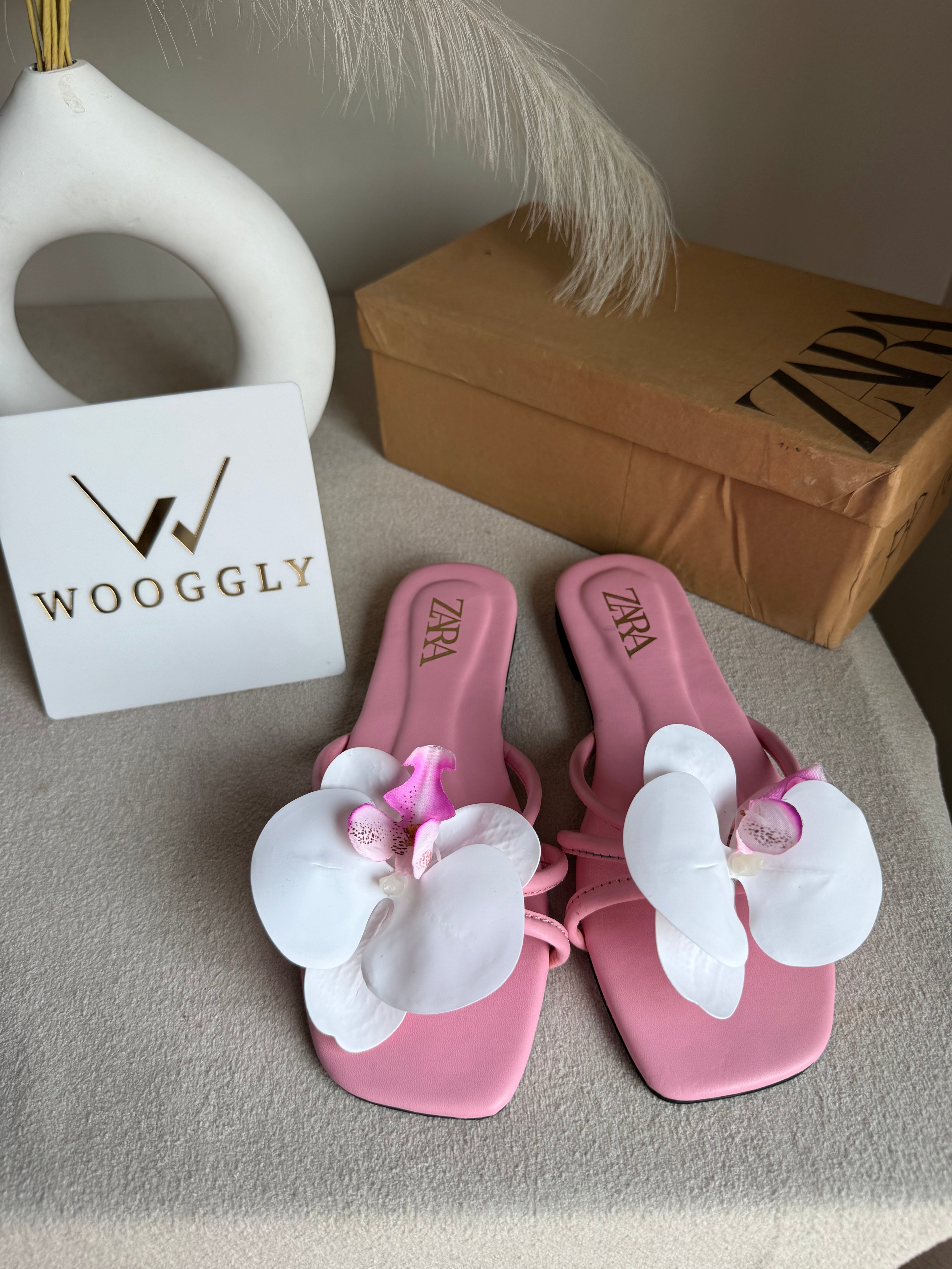 VIRAL FLOWER SLIDES - Baby Pink with White