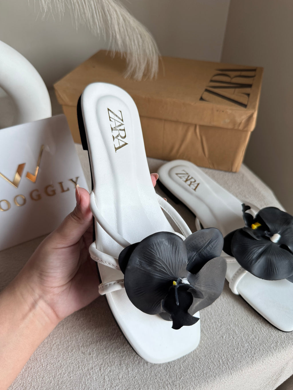 VIRAL FLOWER SLIDES - White with Black