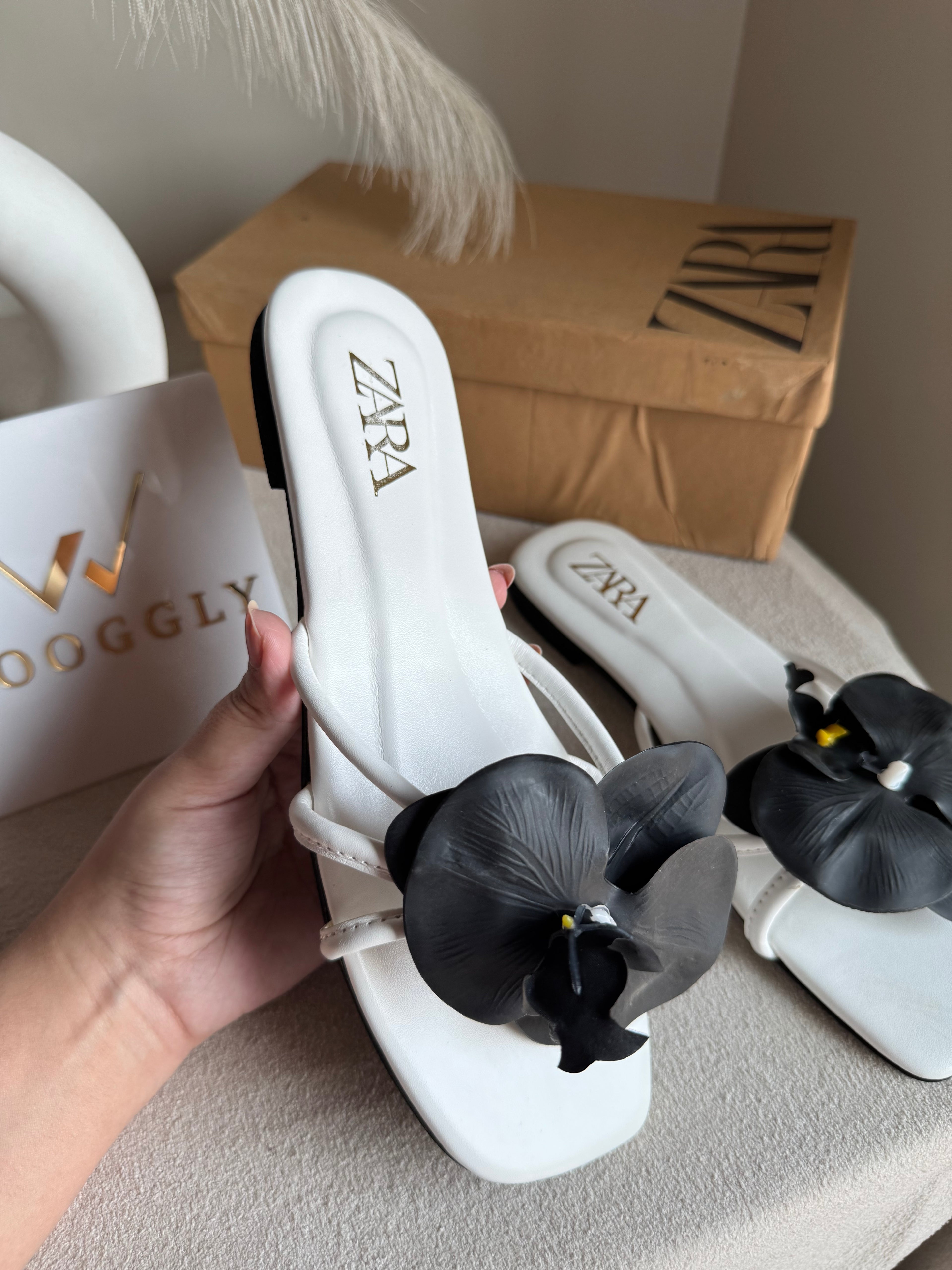 VIRAL FLOWER SLIDES - White with Black