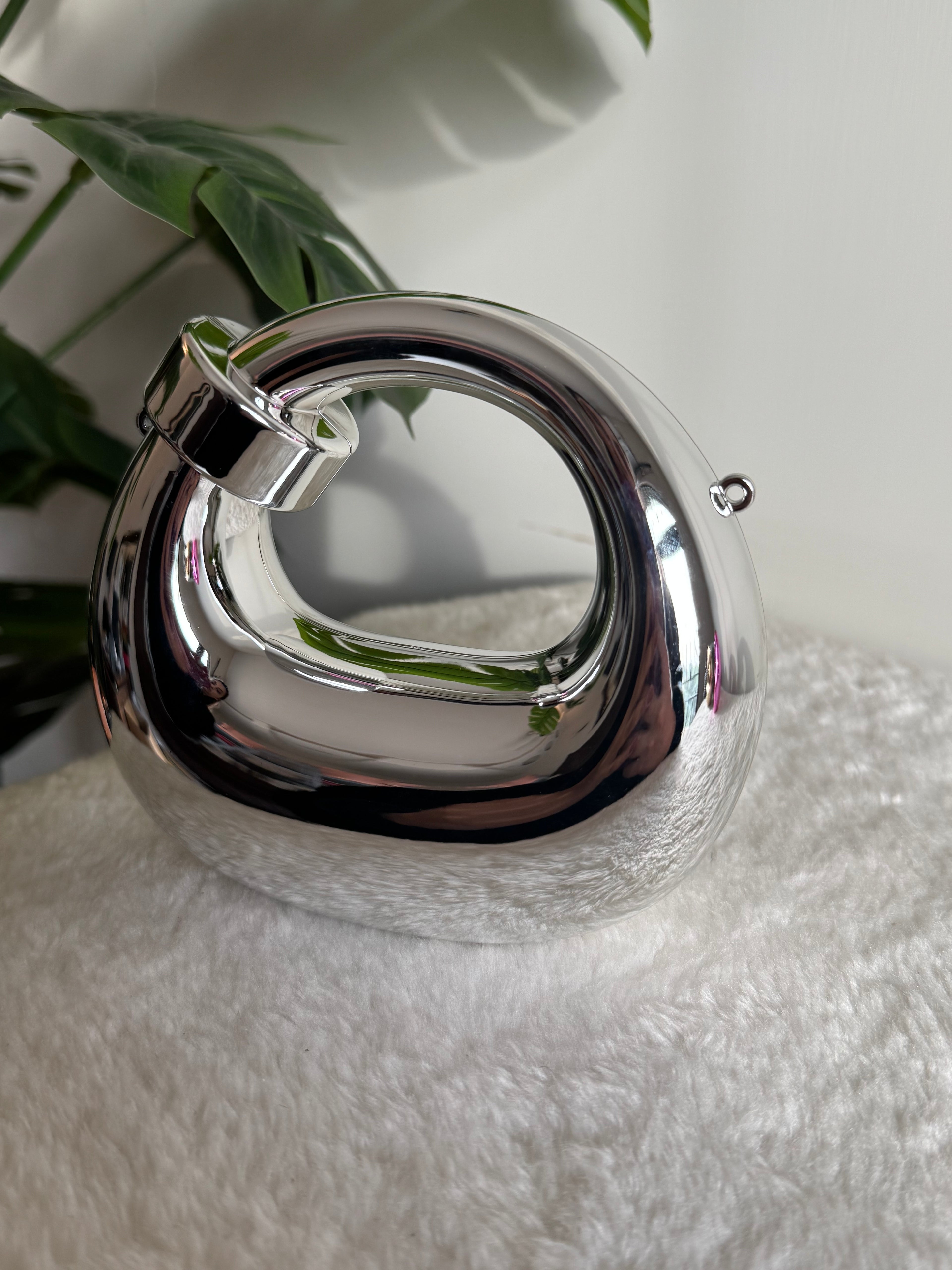 Viral Metallic Knot Clutch with Chain - Mini Silver