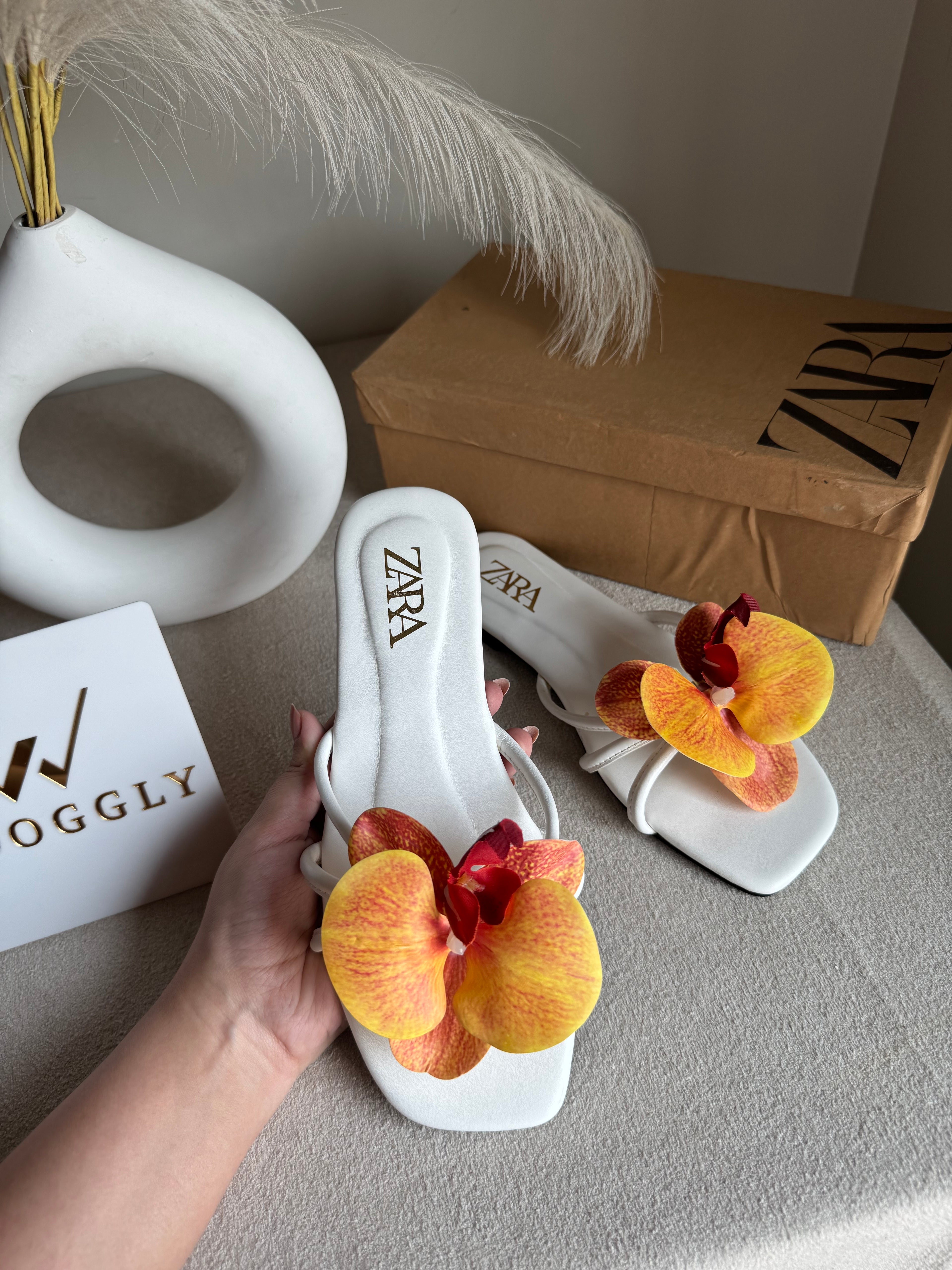 VIRAL FLOWER SLIDES - White with Orangish Red