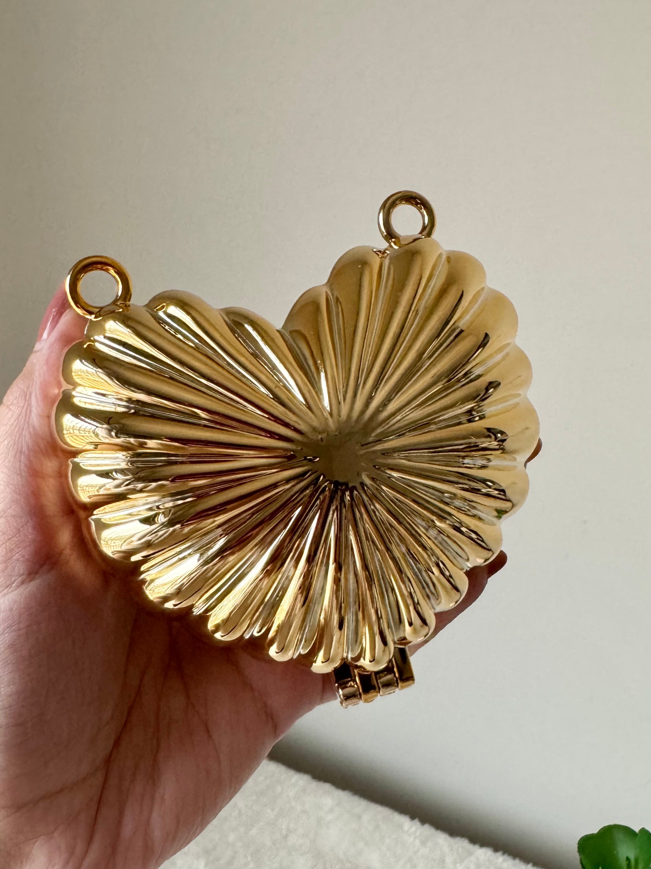 Metallic Heart Clutch - Gold with Chain