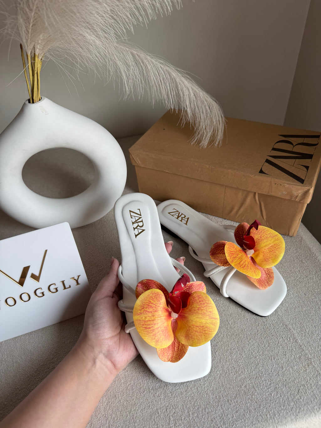 VIRAL FLOWER SLIDES - White with Orangish Red