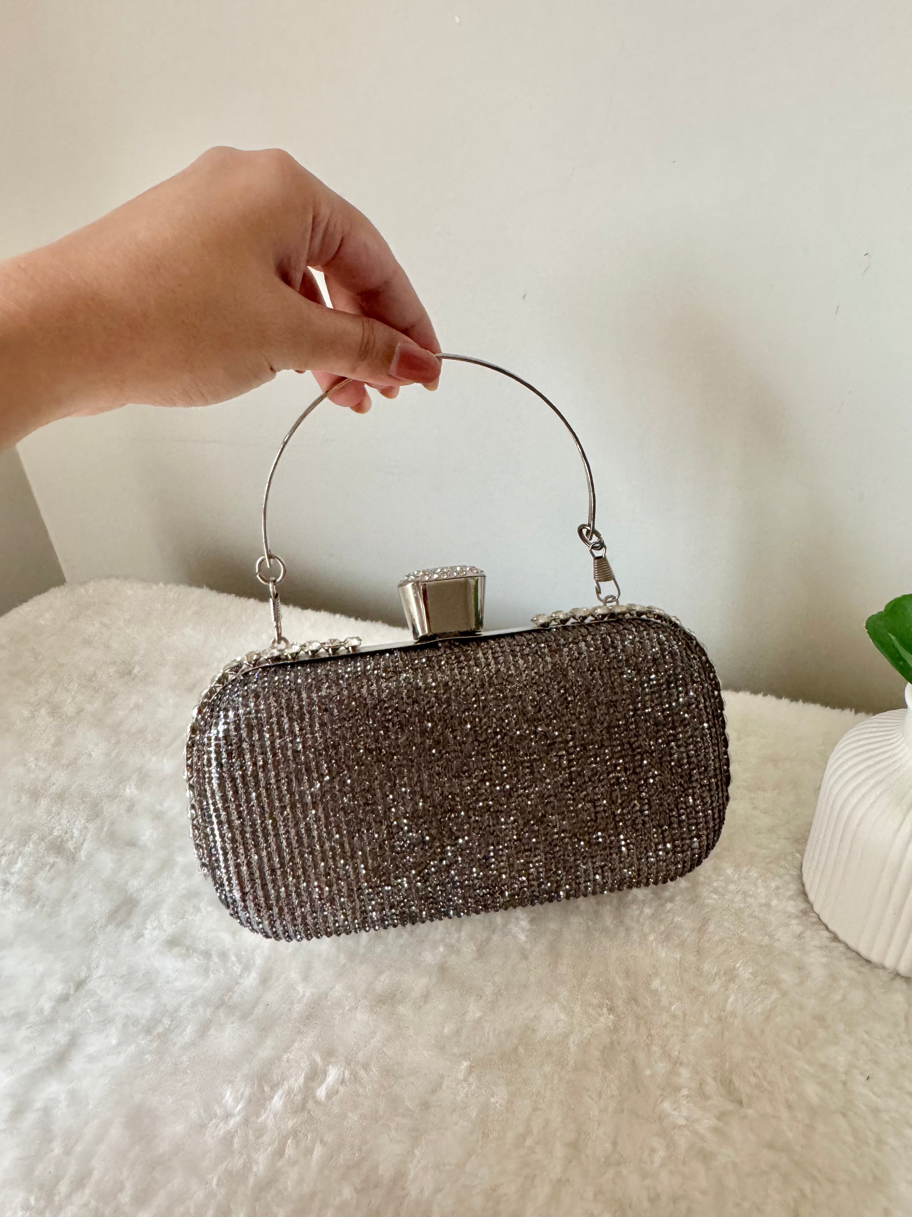 Diva Mode Clutch - Silverish Grey