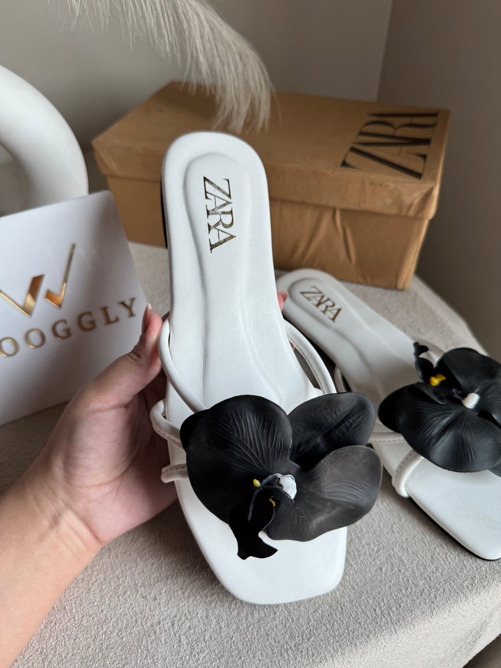 VIRAL FLOWER SLIDES - White with Black