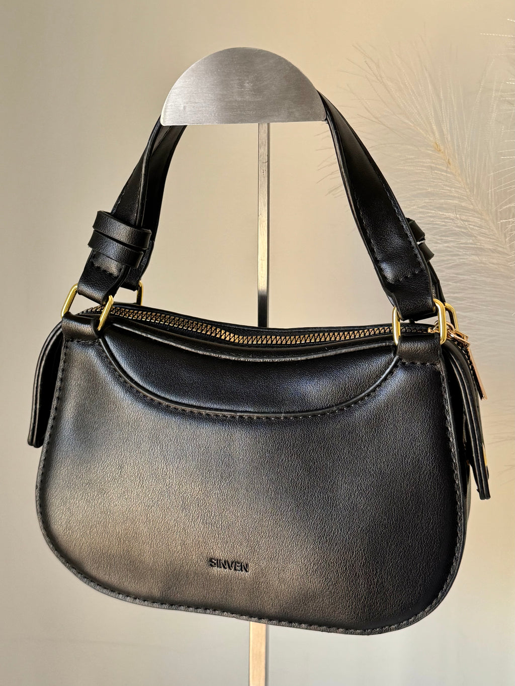 Sleek Aura Bag - Black