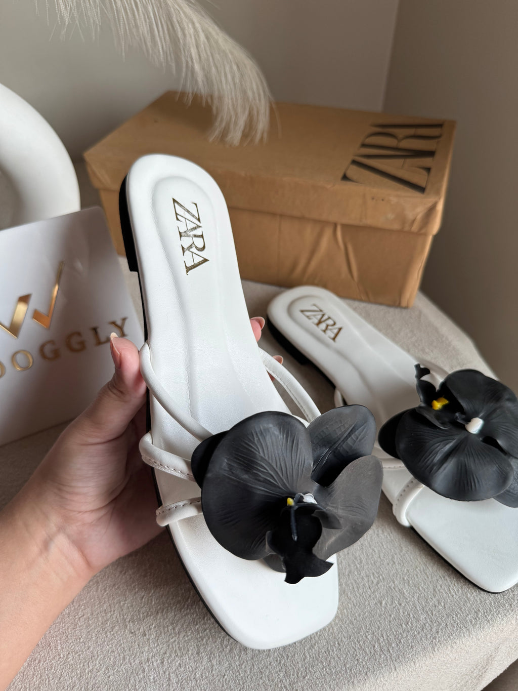 VIRAL FLOWER SLIDES - White with Black