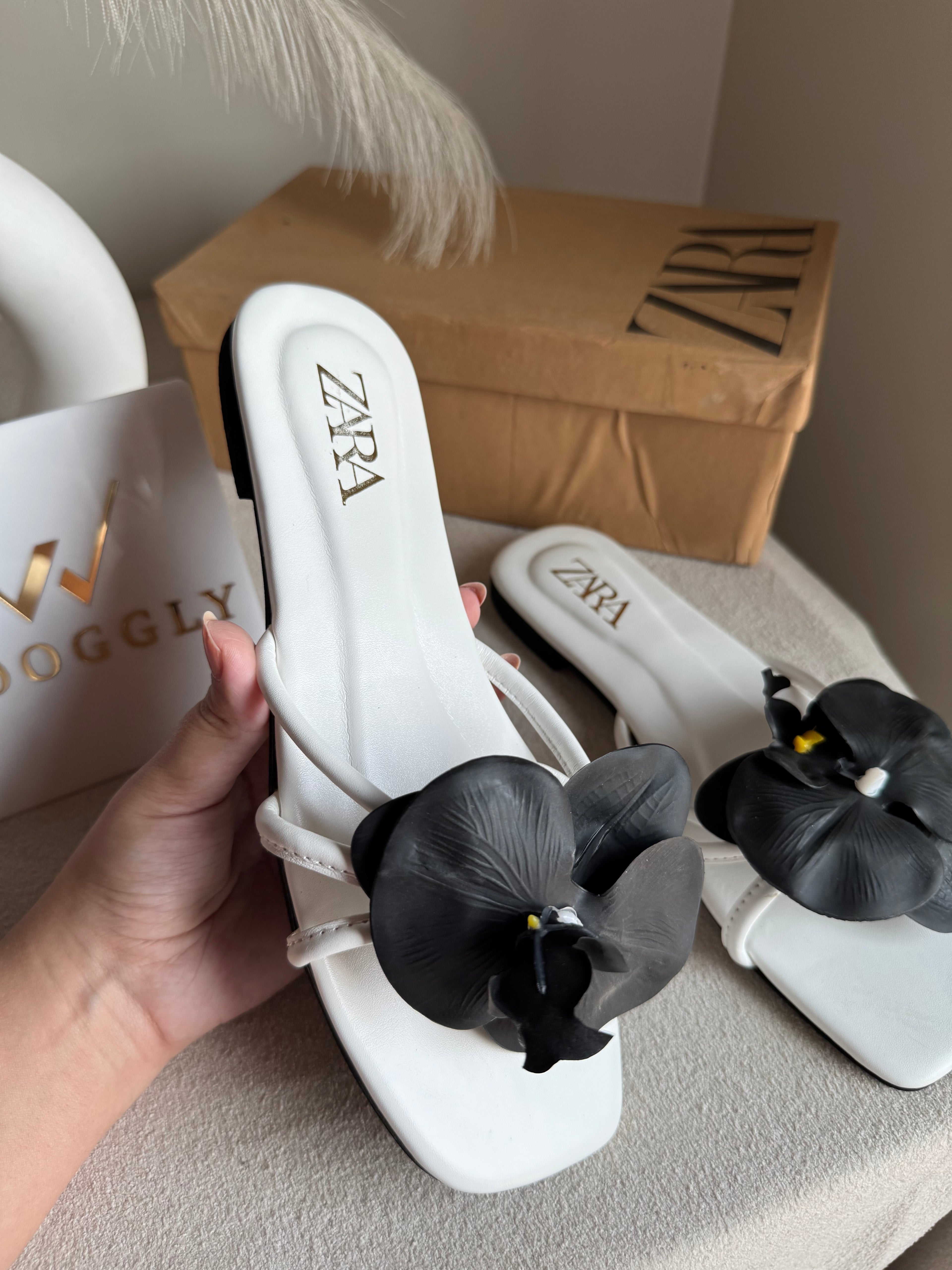 VIRAL FLOWER SLIDES - White with Black