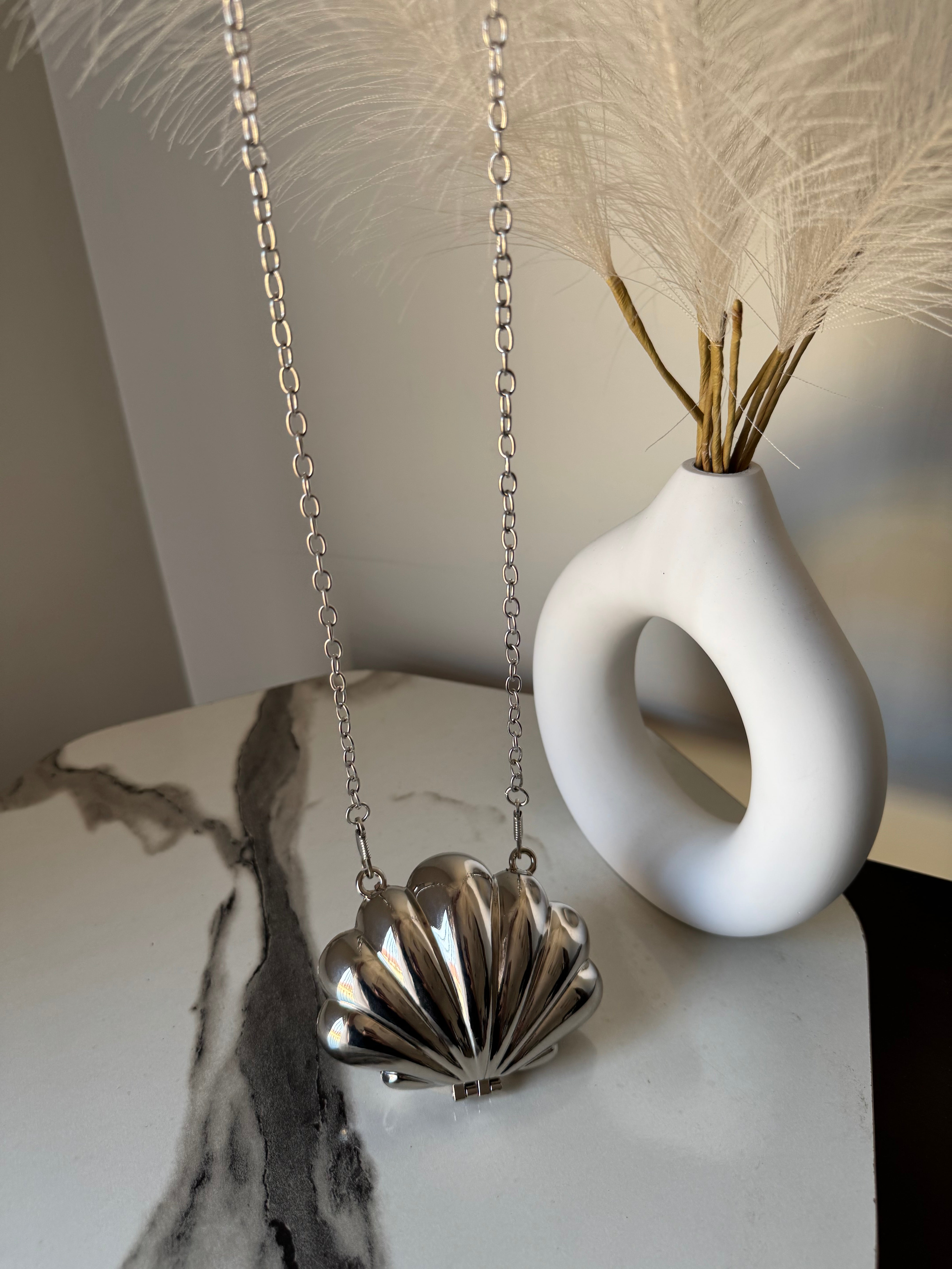 Seashell Metallic Clutch with Chain - Silver