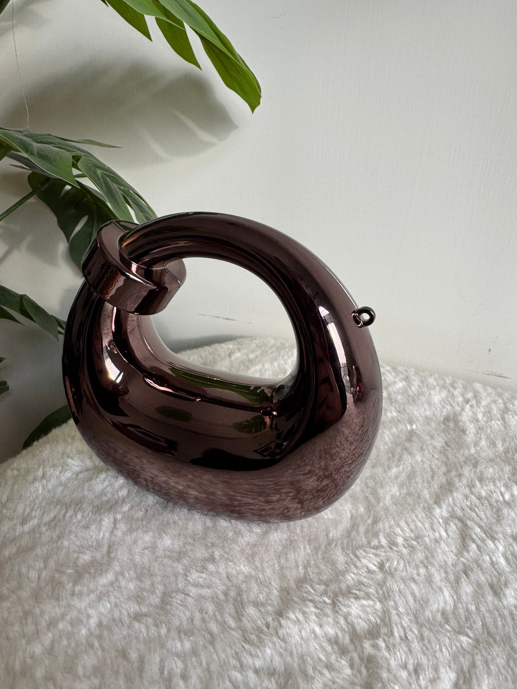 Viral Metallic Knot Clutch with Chain - Mini Black