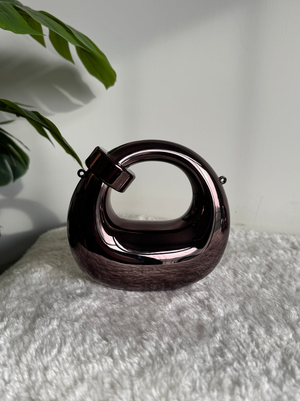 Viral Metallic Knot Clutch with Chain - Mini Black