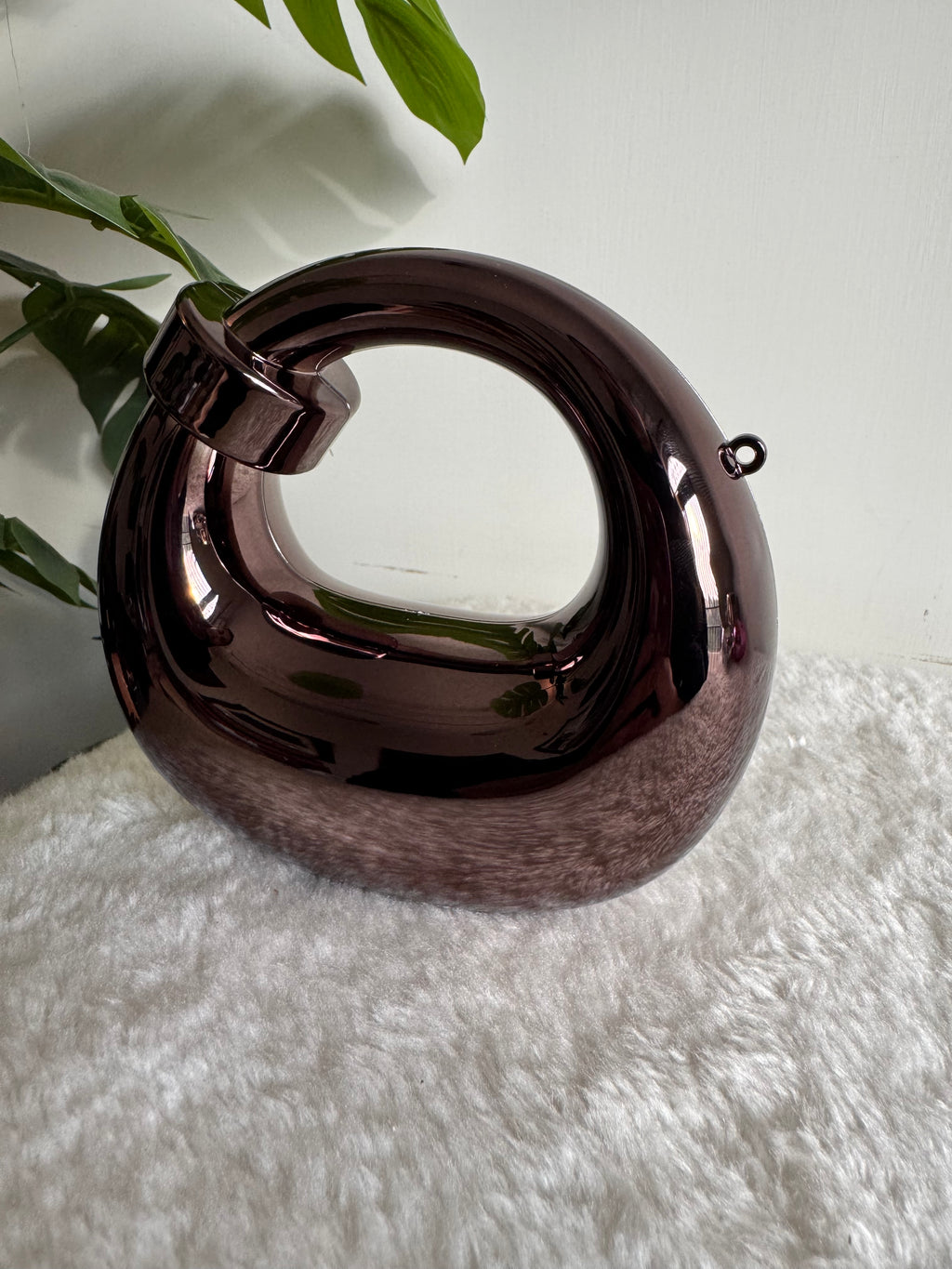 Viral Metallic Knot Clutch with Chain - Mini Black