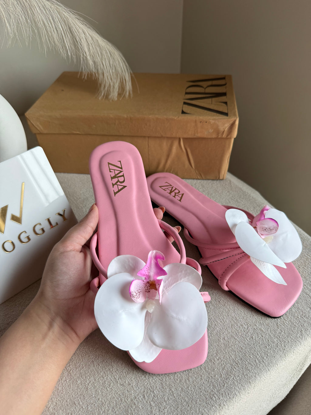 VIRAL FLOWER SLIDES - Baby Pink with White