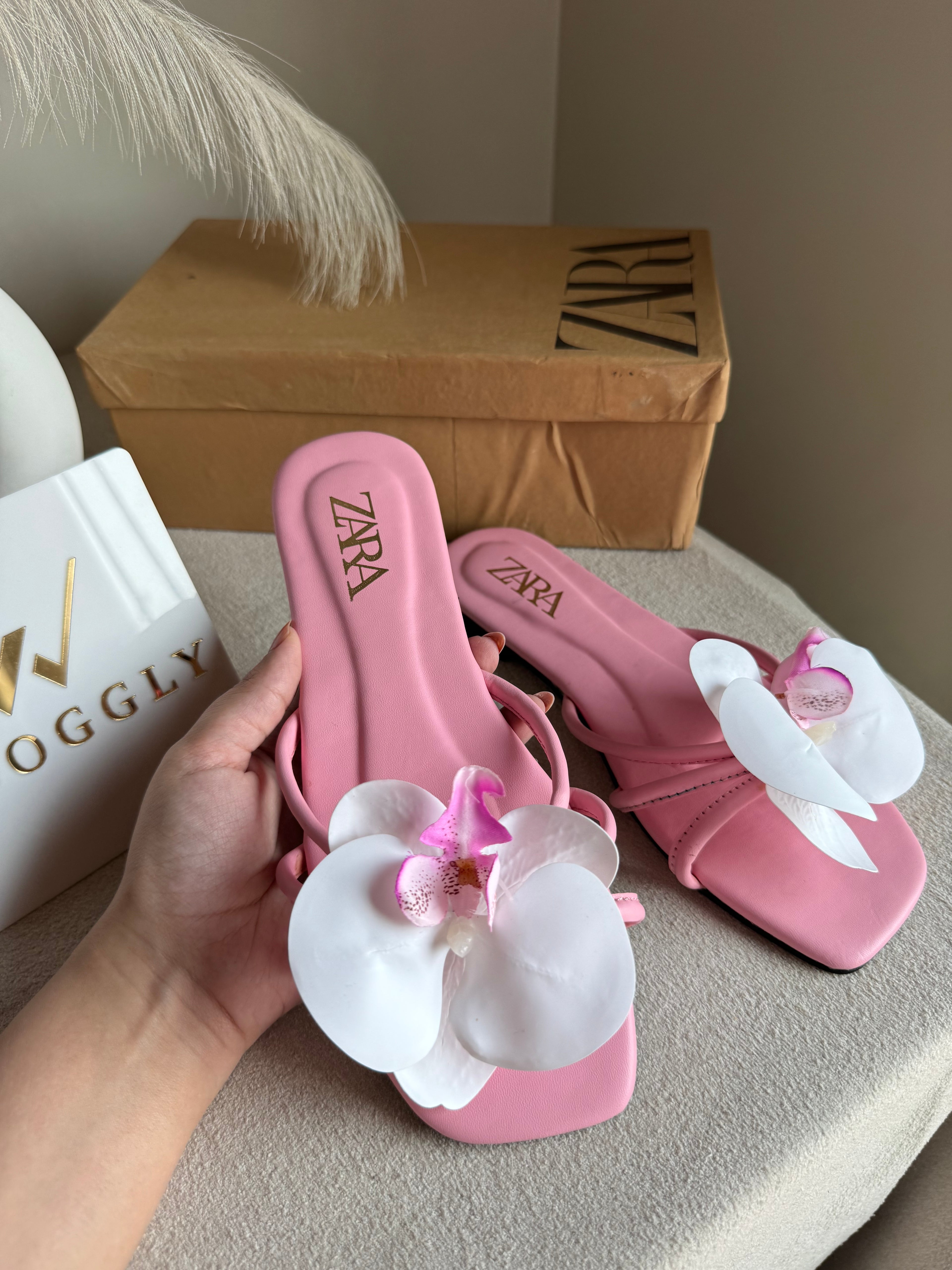 VIRAL FLOWER SLIDES - Baby Pink with White